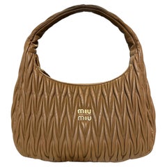 Miu Miu Wander Handtasche aus Nappaleder in der Farbe „Camel“ mit Tragegriff und goldenen Beschlägen
