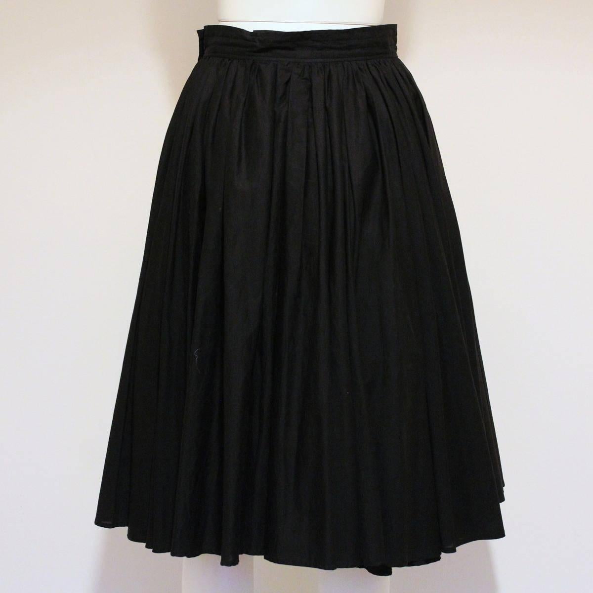 Beautiful Dries Van Noten skirt
100% cotton
Black colour
Automatic button and clip closure
Large structure, double round
Total length cm 70 (27.6 inches)
Worldwide express shipping included in the price !