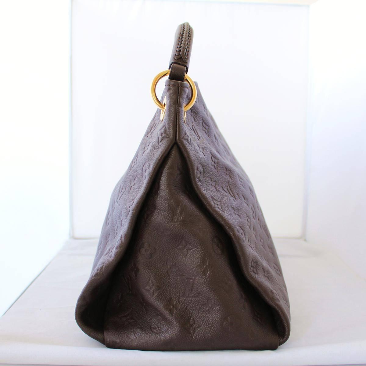 Like new Louis Vuitton Artsy MM bag
Monogram leather
Togo color
Louis Vuitton engraved eyelets, rings and bag charm
1 interior long zipped pocket and 6 patch pockets
D-ring for keys and accessories
Bag charm that can be used inside as a