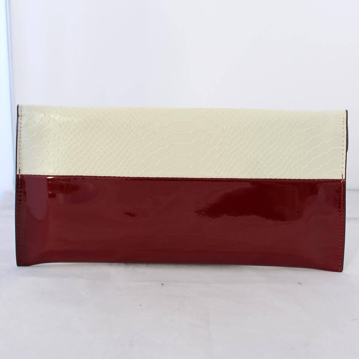 Very chic Roberto Cavalli pochette
Patent leather
Bordeaux color
Reptile printed leather
Cream color
Golden chain
Authomatic jewel closure
Additional zip closure
Cm 32 x 15 (12.5 x 5.9 inches)
Worldide express shipping included in the price !