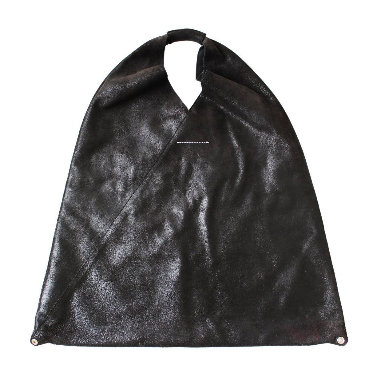 Fantastic and chic Maison Margiela tote bag
Large tote bag
Calf leather
Black color
Single handle
Button closure
Additional external pocket for half closure
Internal pocket
Cm 57 x 62 (22.4 x 24.4 inches)
Made in Italy
Worldwide express shipping