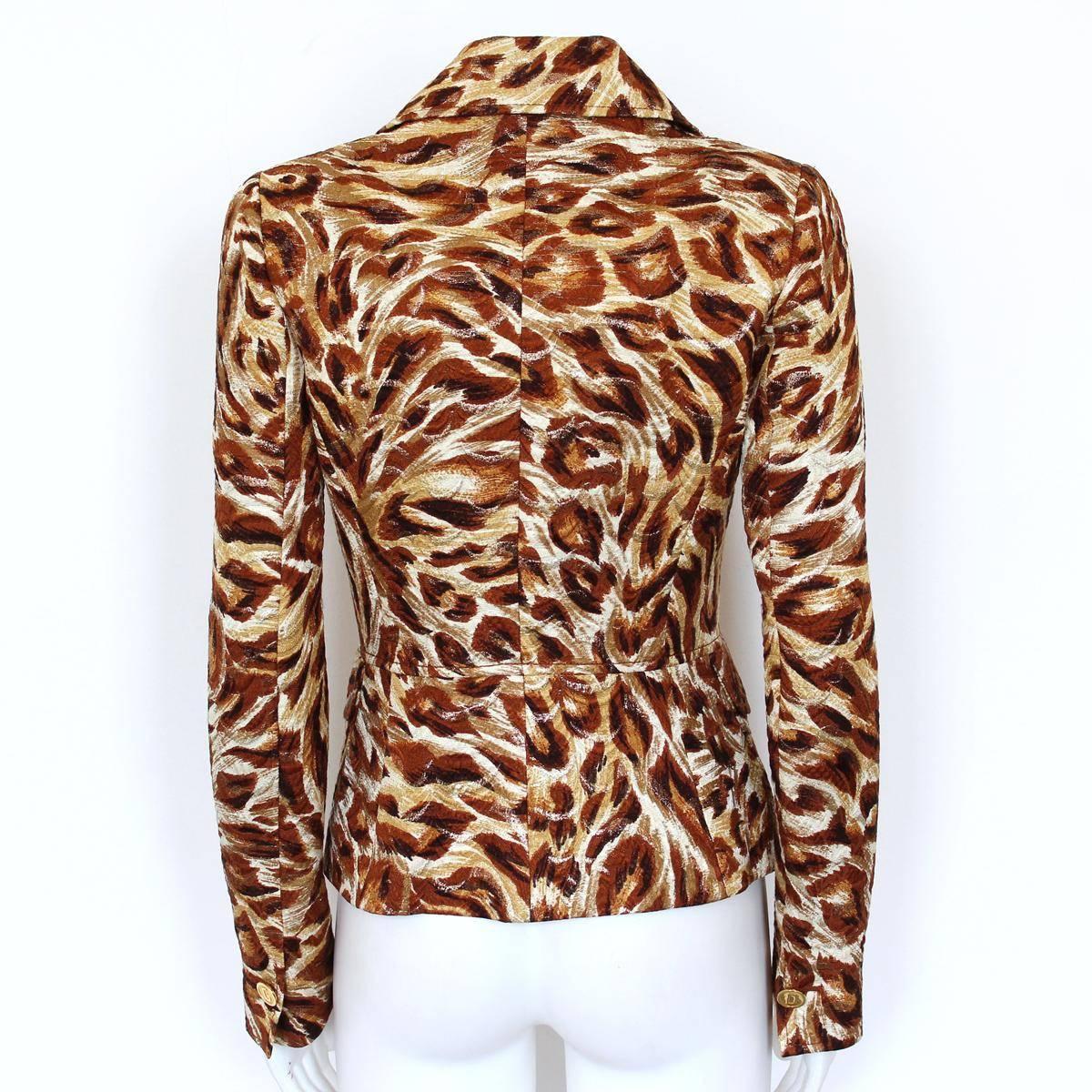 Magnificent Dolce & Gabbana jacket
DG Special Piece
Embossed silk
Multicolored pattern with golden powder
Golden DG buttons
Two pockets
Length shoulder / hem cm 52 (20.4 inches)
Original price € 3500
Worldwide express shipping included in the price !