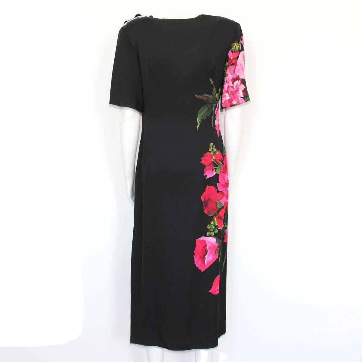 Stunning and Dolce & Gabbana dress
Long dress
Silk
Black color
Amazing floral pattern
Lace profiles
Three buttons on shoulder
White opening
Total lenght (shoulder/hem) cm 120 (47.2 inches)
Conditions :
Couple of less vivibles stains and couple of