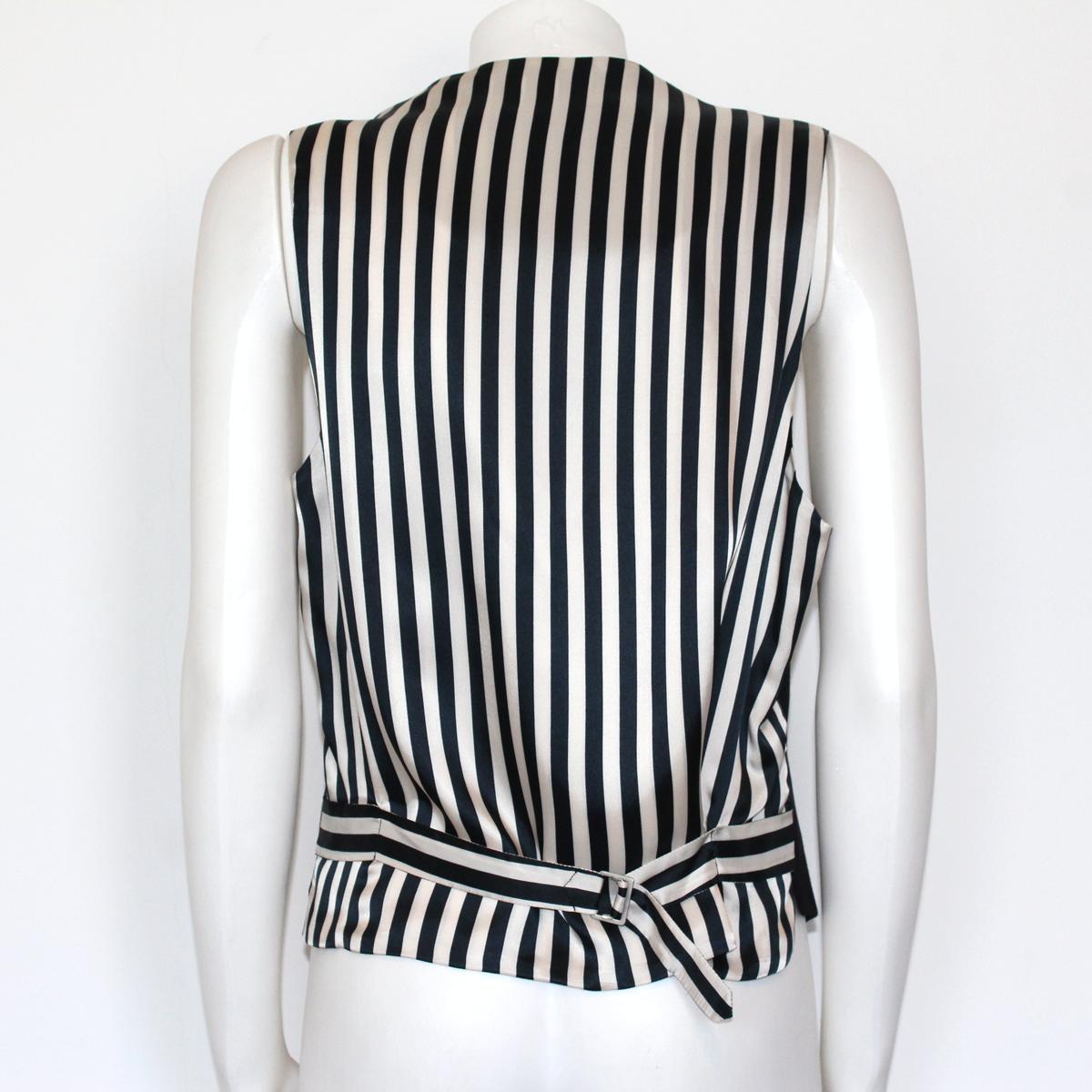 For Moschino vintage lovers we have a stunning vest
Iconic and ultra rare 
Moschino Cheap and Chic
Vintage of late 80's
Wool
Chick pattern
White and blue stripes pattern on the back
Buttons closure
Length cm 60 (23.6 inches)
Size 48 / L
Worldwide
