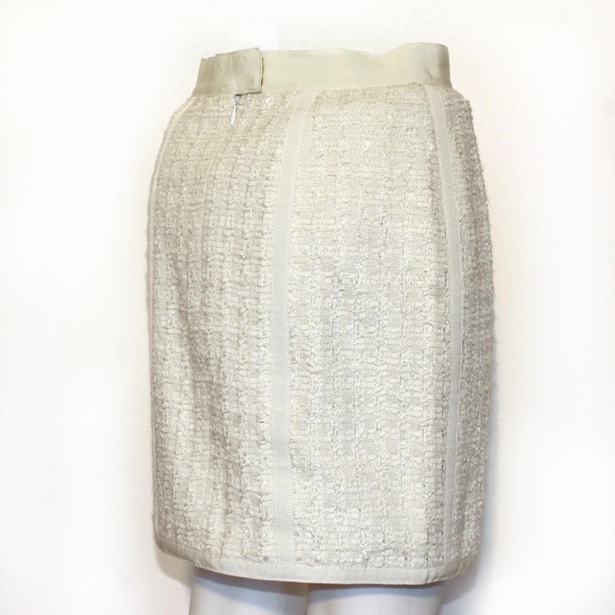 Iconic Chanel skirt
Mixed textile
Silk lining
White cream color
No pockets
Total length cm 46 (18.1 inches)
Worldwide express shipping included in the price !