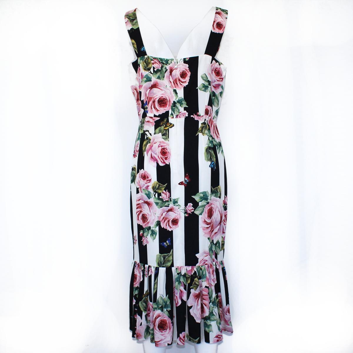 Iconic & chic dress by Dolce & Gabbana
Silk
Epalouettes
Roses print
Black stripes on white base
Total lenght (shoulder/hem) cm 117 (46 inches)
Original price € 1450
Worldwide express shipping included in the price !
