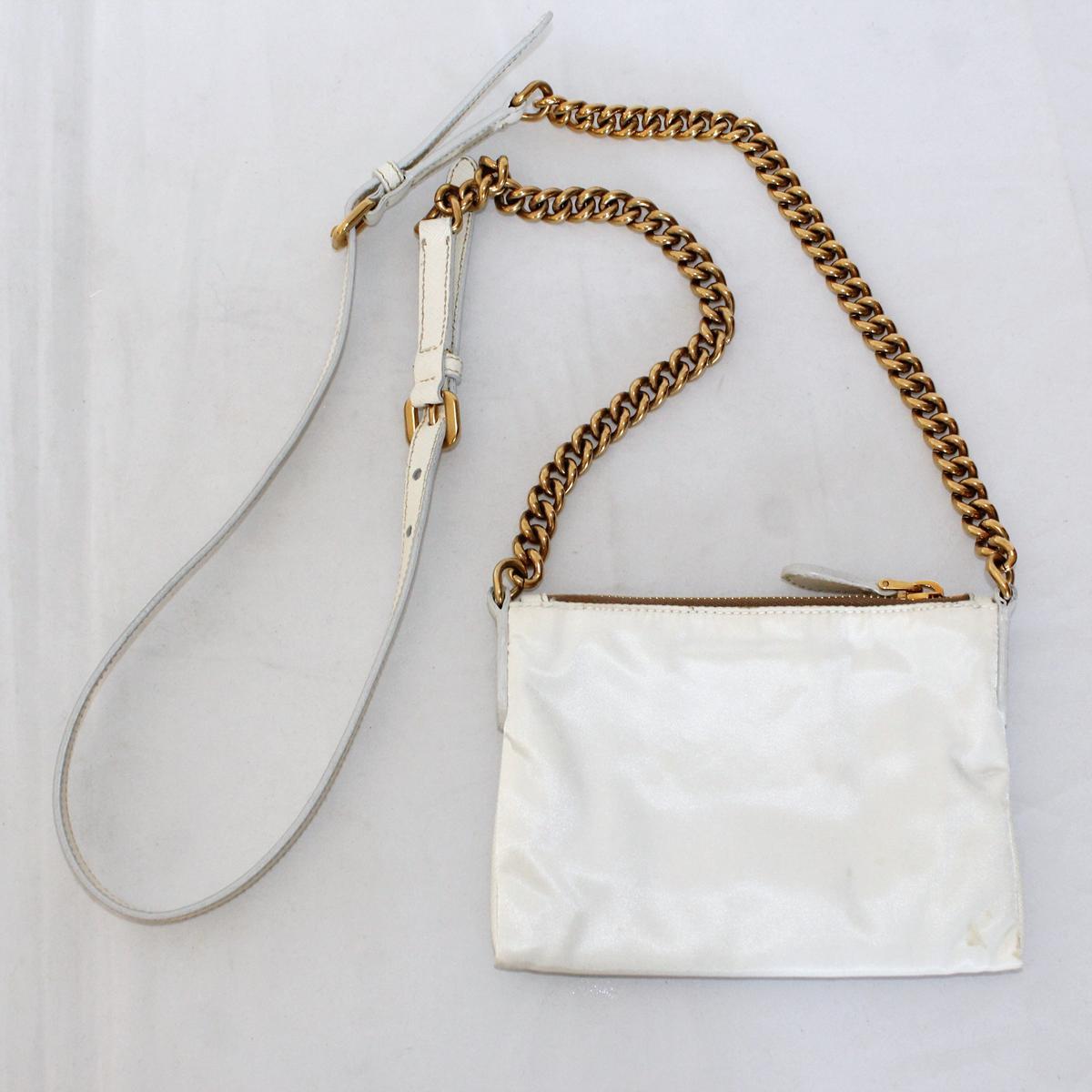 Very chic !
Sail cloth 
Ivory color
Golden chain
Leather strap
Golden written on leather insert
Zip closure
Small internal pocket 
Cm 17 x 13 (6.69 x 5.13 inches)


Worldwide express shipping included in the price !