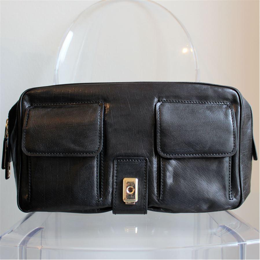 Super chic and classy Roger Vivier bag
Leather
Black color
Double pocket on the front
Back zip pocket
Double closure (clip and zip)
Cm 34 x 24 x 10 (13.4 x 9.4 x 3.9 inches)
Original price: 1900 €
Worldwide express shipping included in the price !