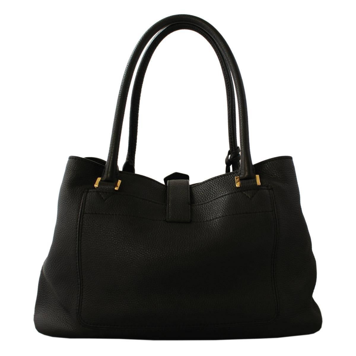 Very chic and elegant bag by Loro Piana
Supersoft Odessa grainé leather
Black color
Two handles
Belt closure
Double internal compartment
Two external pockets
Four internal pockets (two with zip) and phone holder
Cm 38 x 23 x 16 (14.9 x 9 x 6.3