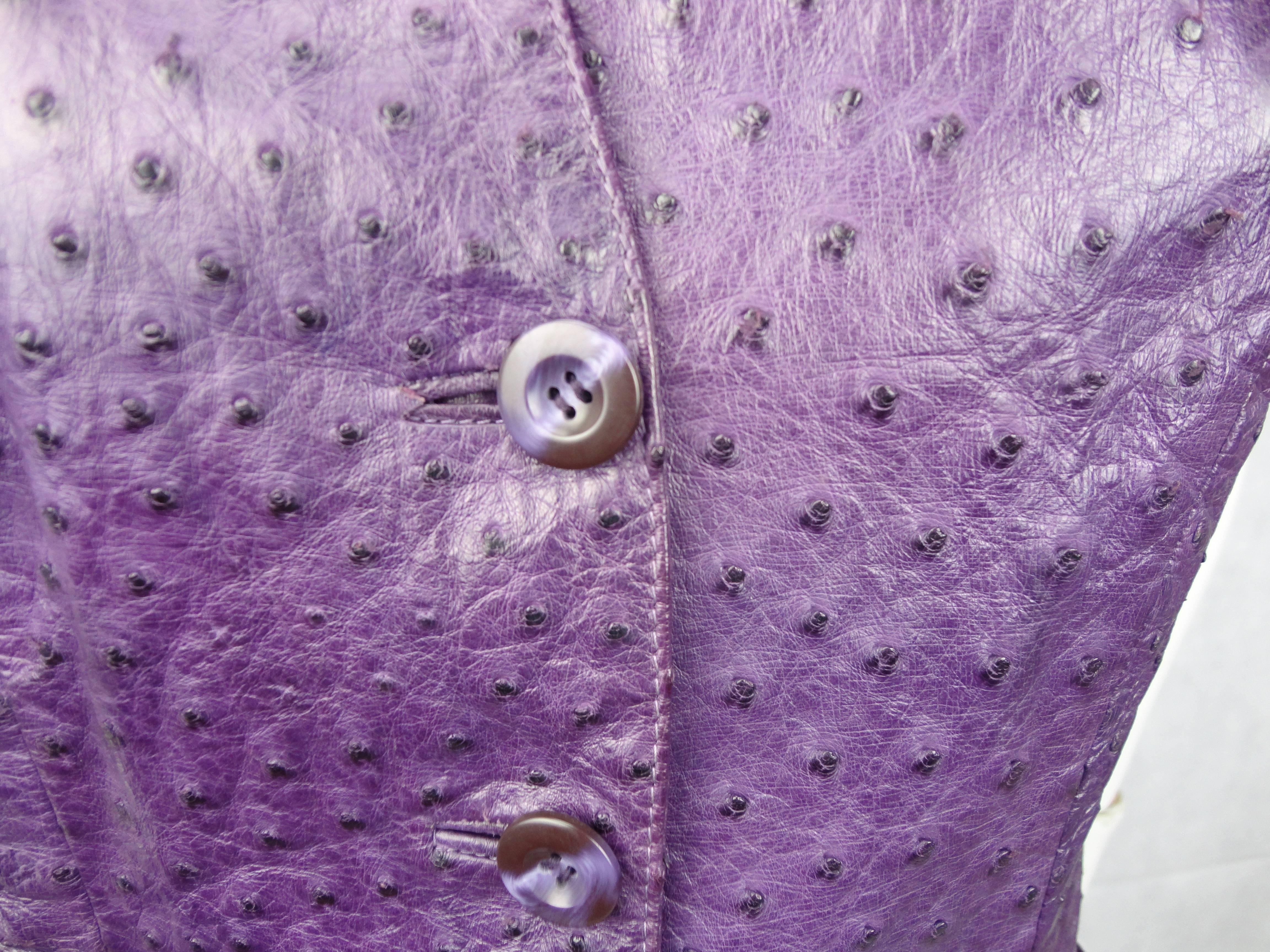 Loewe purple ostrich leather vest in mint condition, both inside and out. Silk lining with loewe watermark.
Unique piece!

Size 42
Shoulder 39 cm
Lenght 54 cm
Chest 46 cm