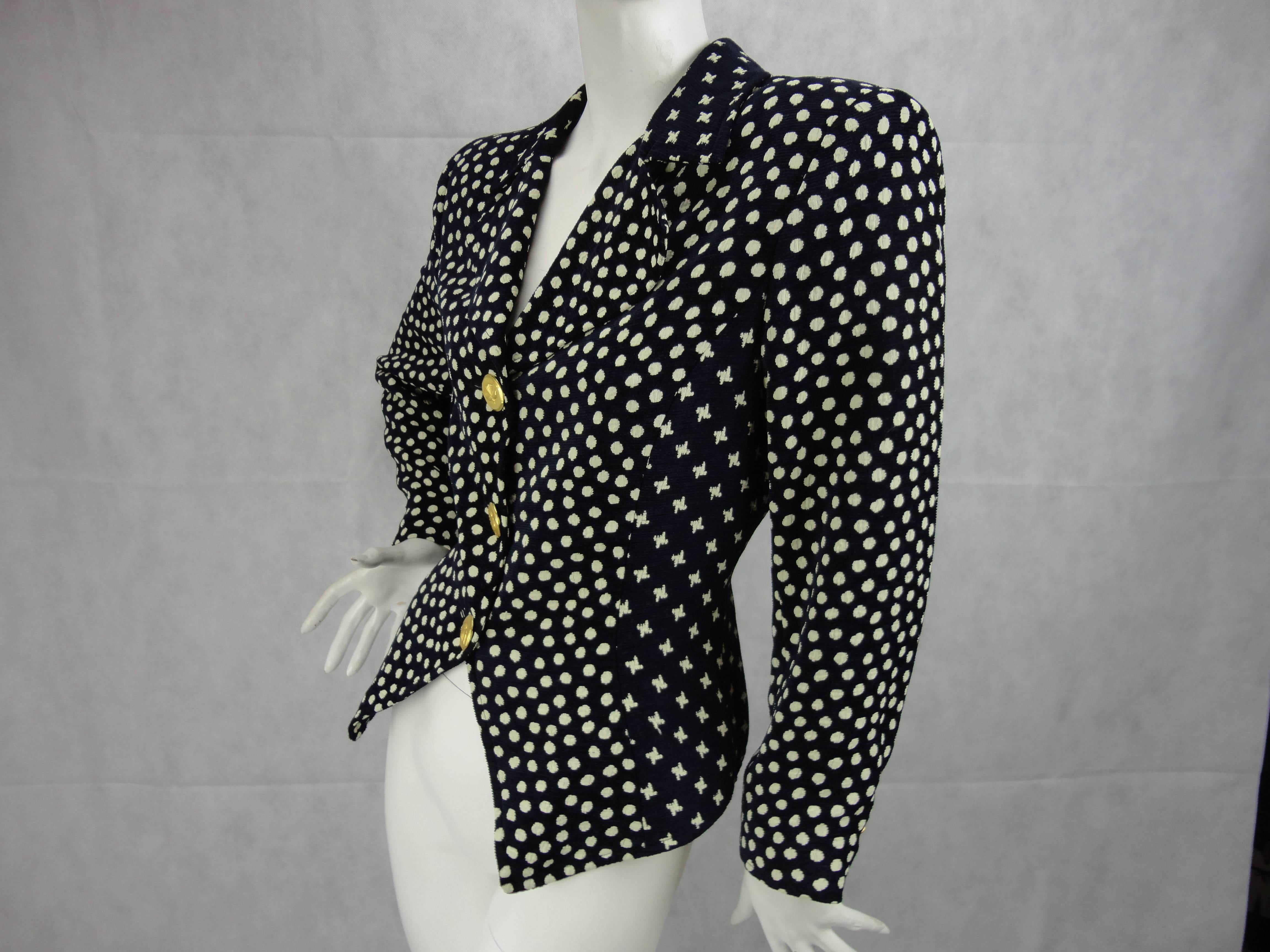 Christian Lacroix navy blue blazer with dots and stars print, circa 1989.

Beautiful gold buttons with birds.

Amazing condition as it was never used.

Measurements:
Shoulder: 43 cm
Chest: 46 cm
Sleeve: 53 cm
Length: 58 cm