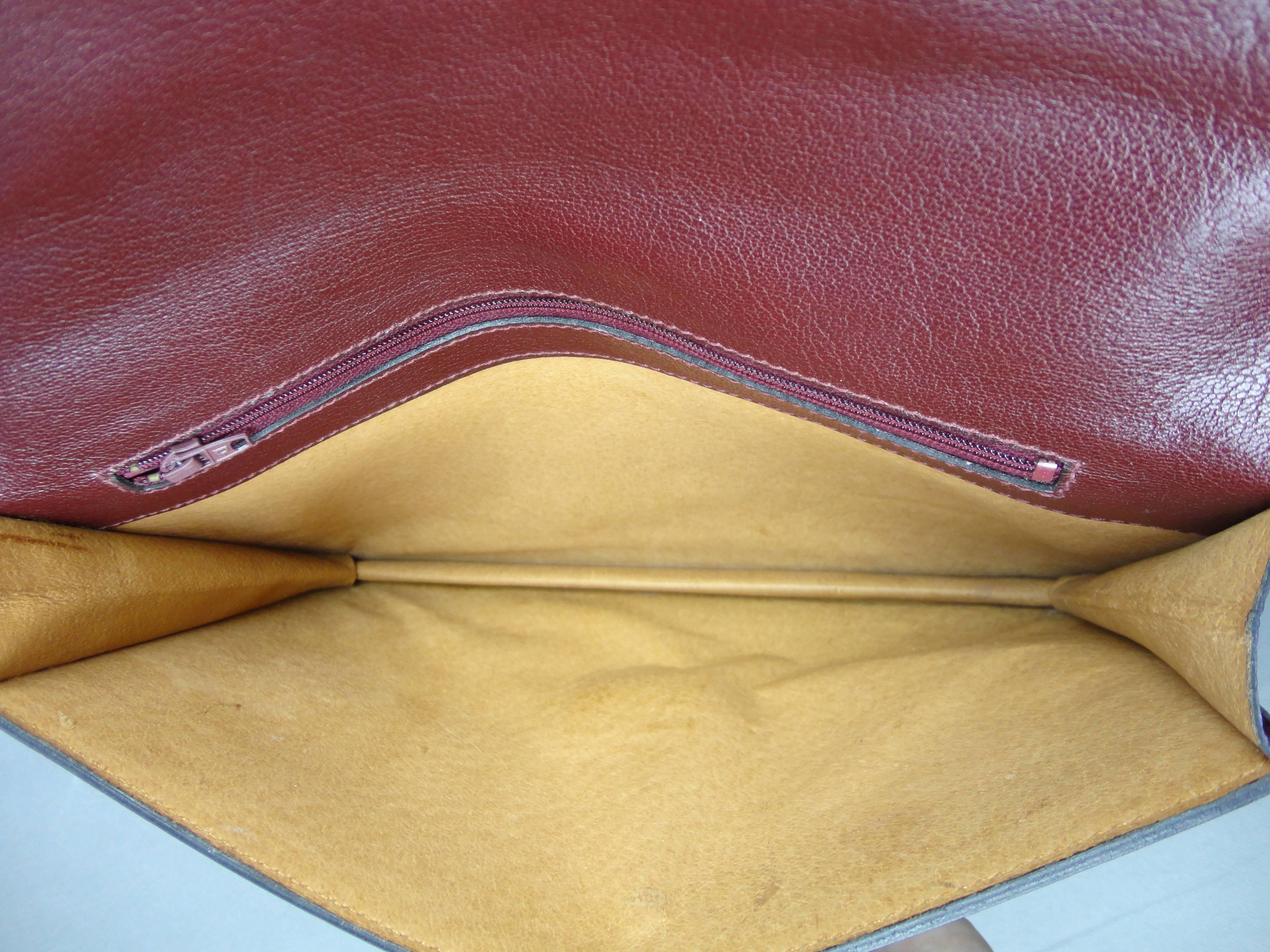 Hard to find Celine vintage clutch bag, in burgundy leather.

Amazing pre-loved condition, showing no marks on the leather, nor inside.

Sold with box and ribbon.

Dimensions:
Width: 26 cm
Height: 18 cm
Depth: 4 cm