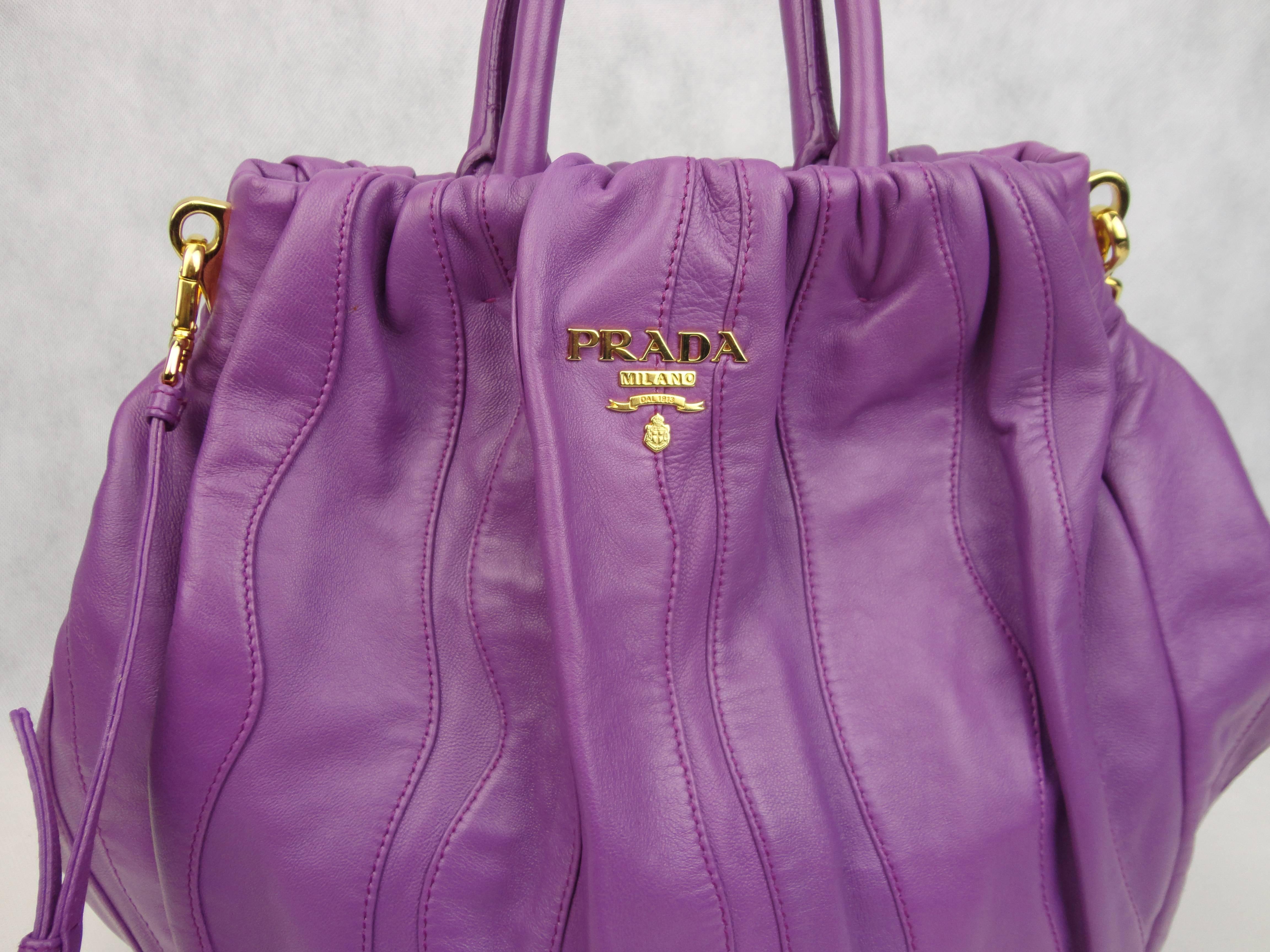 Hard to find Prada anemone nappa leather stripes tote, from the famous 2008 fairy collection.
This Prada tote has gold tone hardware, logo at the front, two rolled handles, removable shoulder or crossbody strap and is fully lined in very smooth
