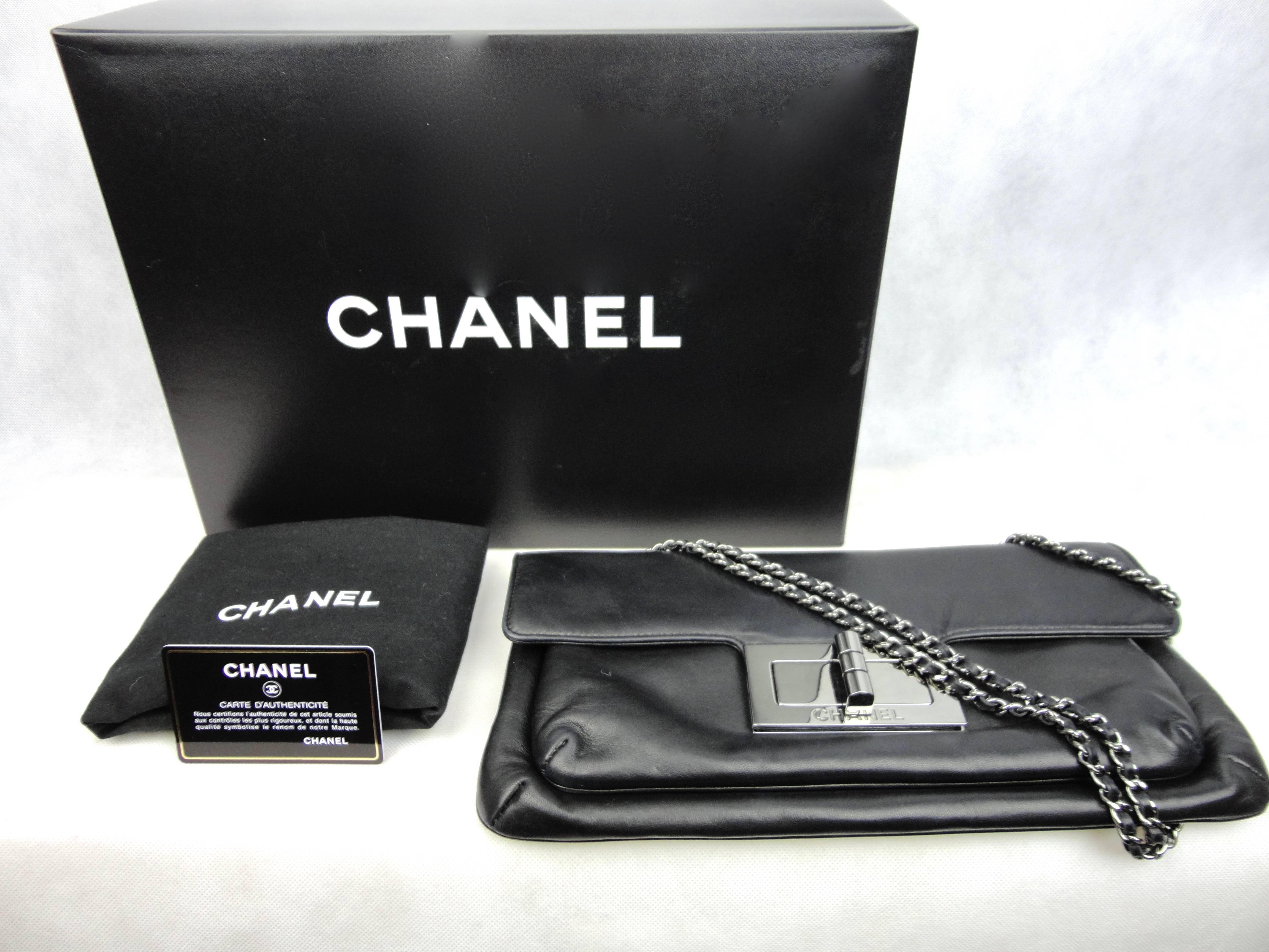 Chanel Reissue flap mini bag in black lambskin leather with gunmetal hardware details in excellent condition, only used once.
Sold full set with box, dustbag and authenticy card.

Height 16 cm x Width 30 cm x Depth 5 cm