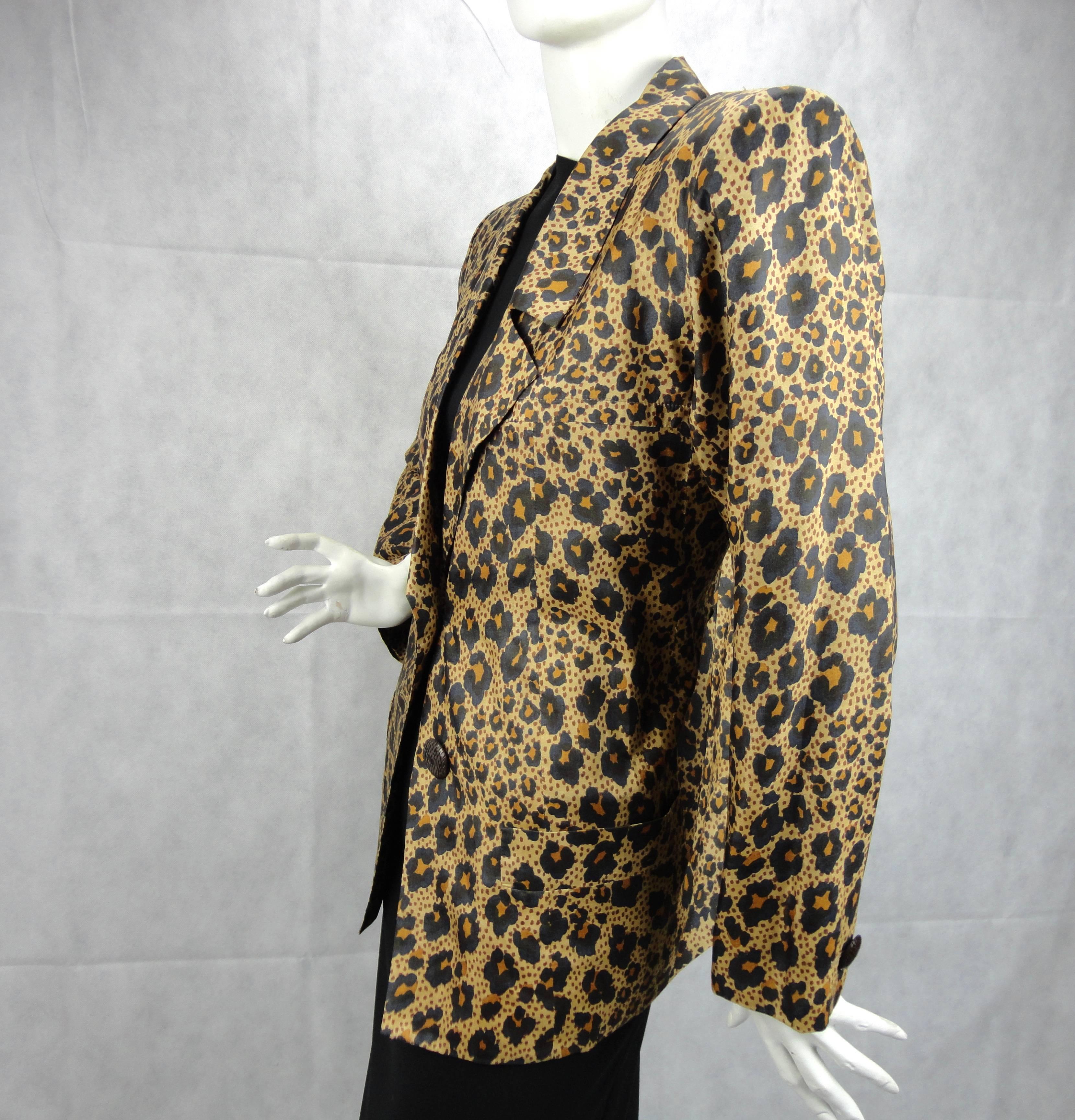 This is a Vintage AMAZING Yves Saint Laurent Rive Gauche Leopard print jacket Composition tag is missing.
Very good condition. 
Shoulder 41 cm 
Chest 50 cm 
Height 72 cm 
Sleeve 59 cm