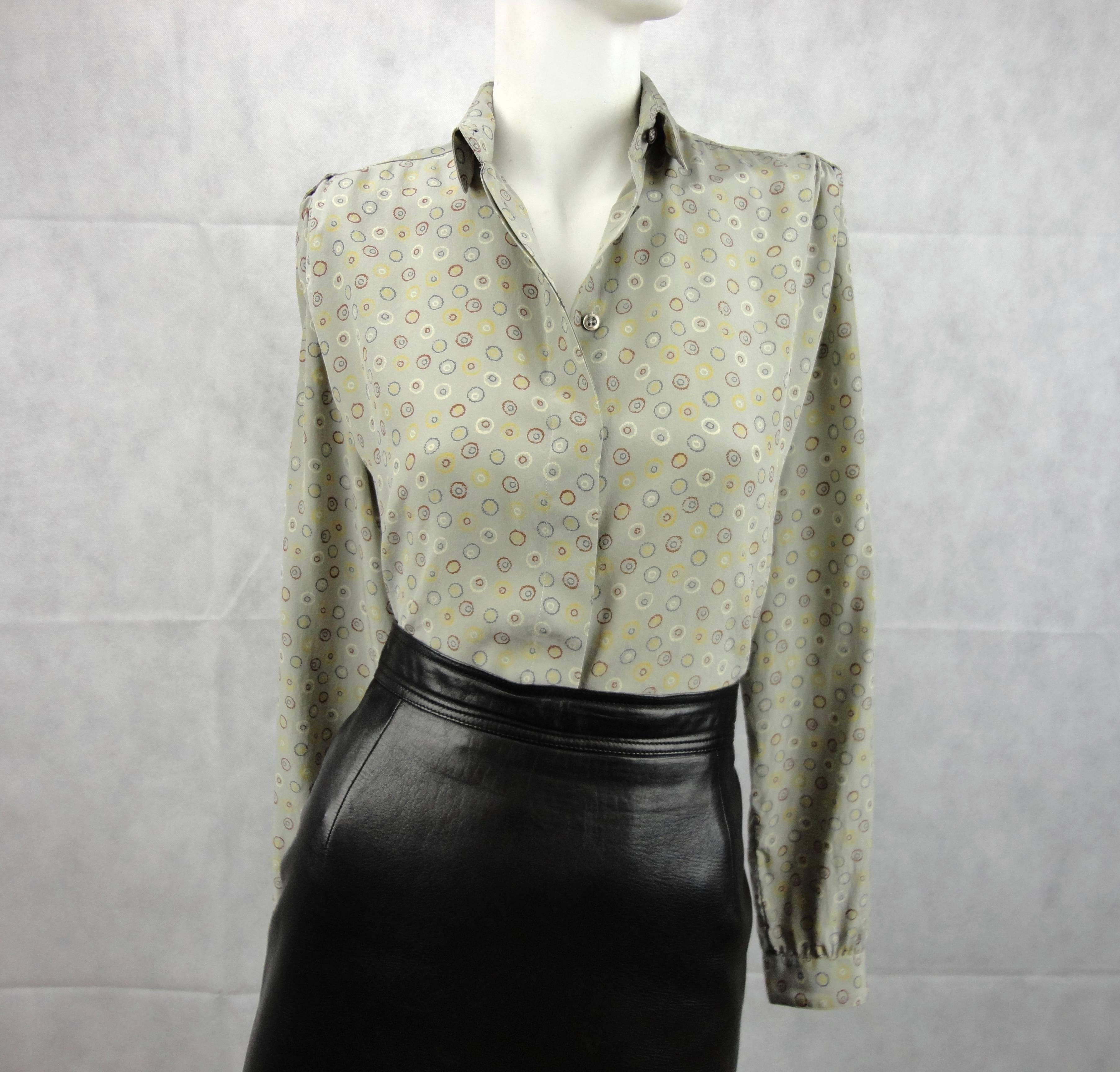Vintage Christian Dior 100% silk shirt with abstract motif. 
Very light, perfect for summer, this shirt is in excellent condition.

Measures:
Shoulder 38 cm
Chest 50 cm
Lenght 65 cm
Sleeve 60 cm