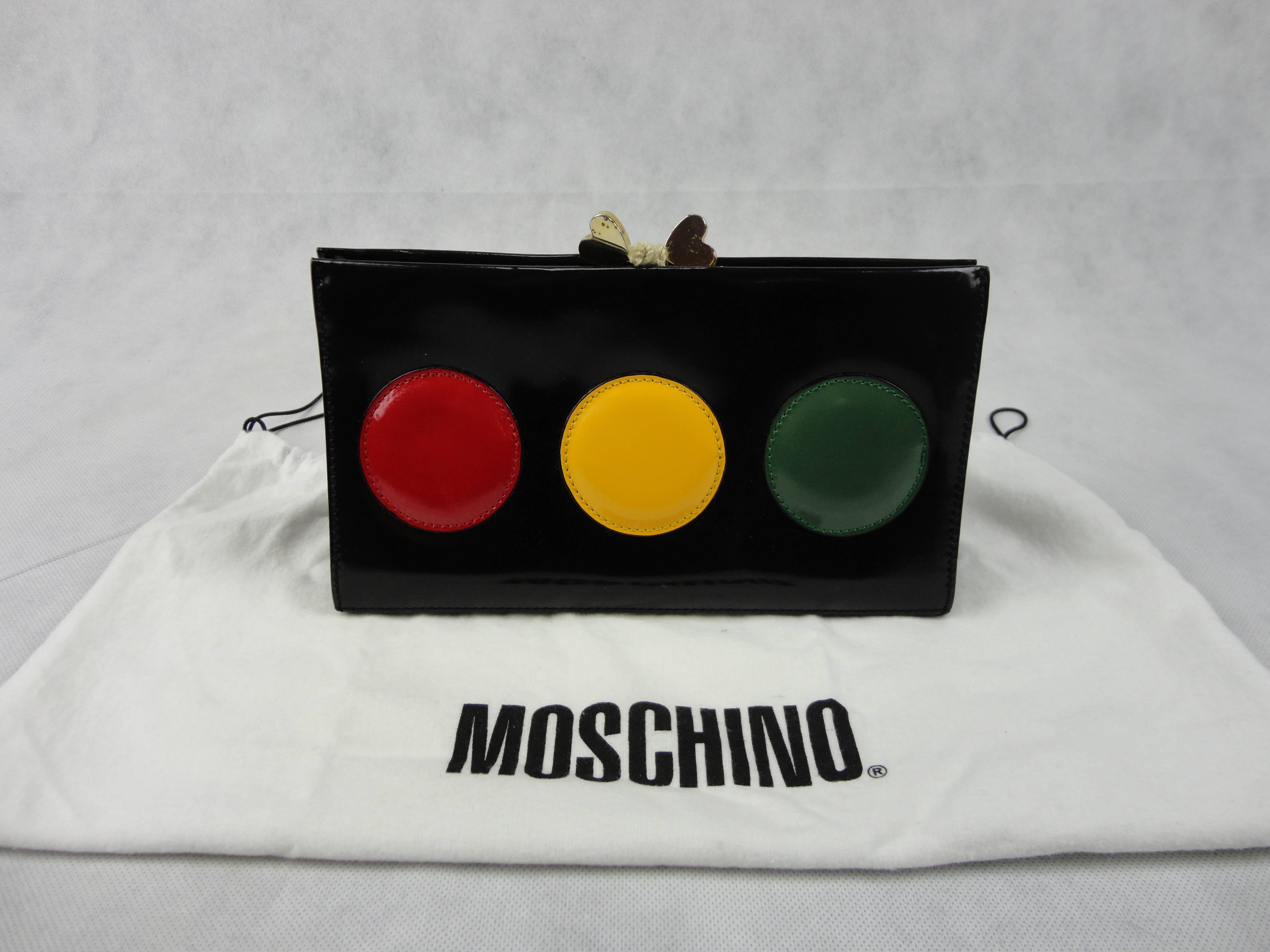 One of a kind Vintage moschino traffic light bag with detachable gold chain strap. According to Rachel Zoe this is one of the most coveted Moschino vintage bags. A truly collectors piece.
Mint condition, never got out of my closet.
Can be used on