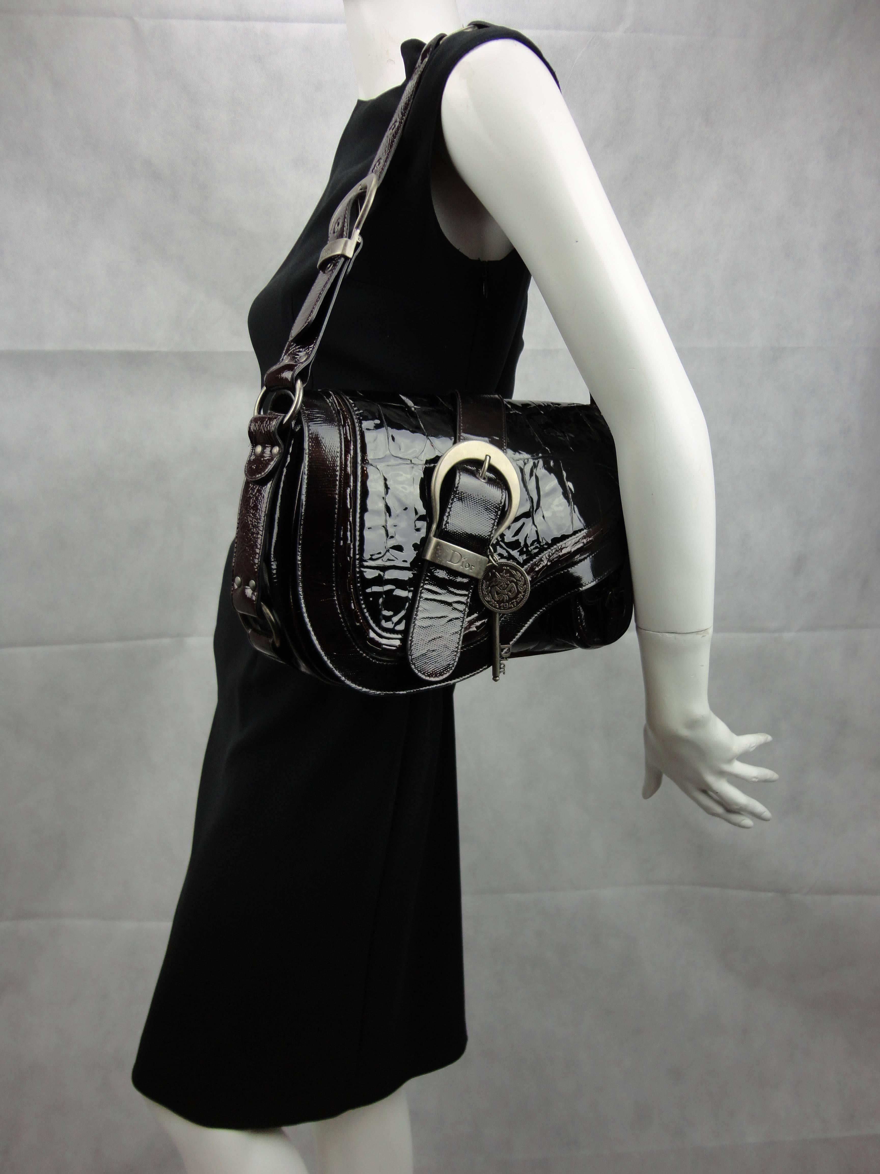 Christian Dior croc embossed patent leather gaucho saddle bag in a beautiful deep burgundy color. Mint condition has it was never carried. 

Measures:

Height 23 cm
Width 37 cm
Depth 8 cm