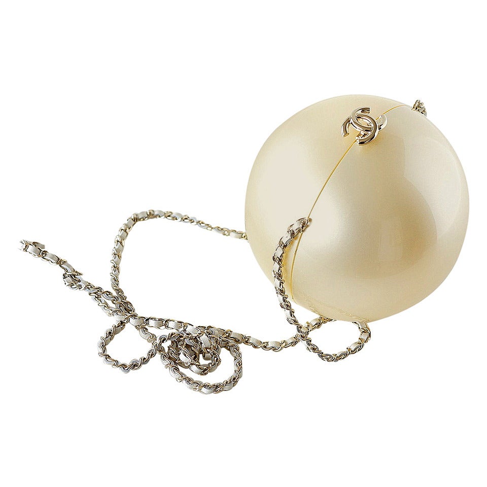 A RUNWAY IRIDESCENT WHITE LUCITE PEARL CLUTCH WITH LIGHT GOLD HARDWARE