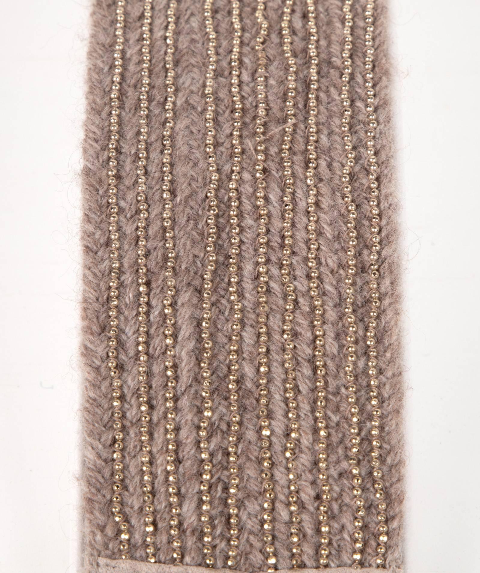 Brunello Cucinelli propose un bracelet manchette à nouer en douceur, dans une matière qui ressemble à du cachemire.
Orné de 10 rangs de perles Monili.
Les extrémités des liens sont en métal doré. 
Livré avec son emballage d'origine. 
NEW ou NEVER