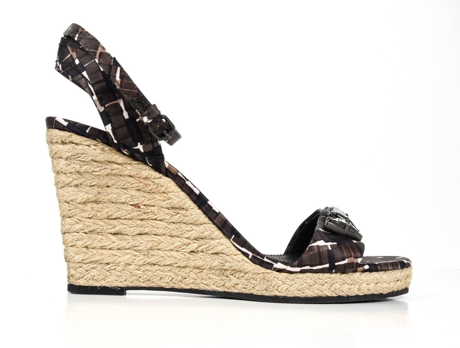 Guaranteed authentic Bottega Veneta roped wedge sandal with brown, black and white print. 
Shoe has an ankle strap and smoky diamante embellished toe.
SO pretty for summer!  
Comes with sleeper
NEW or NEVER WORN
final sale
         
  
SIZE  40
USA