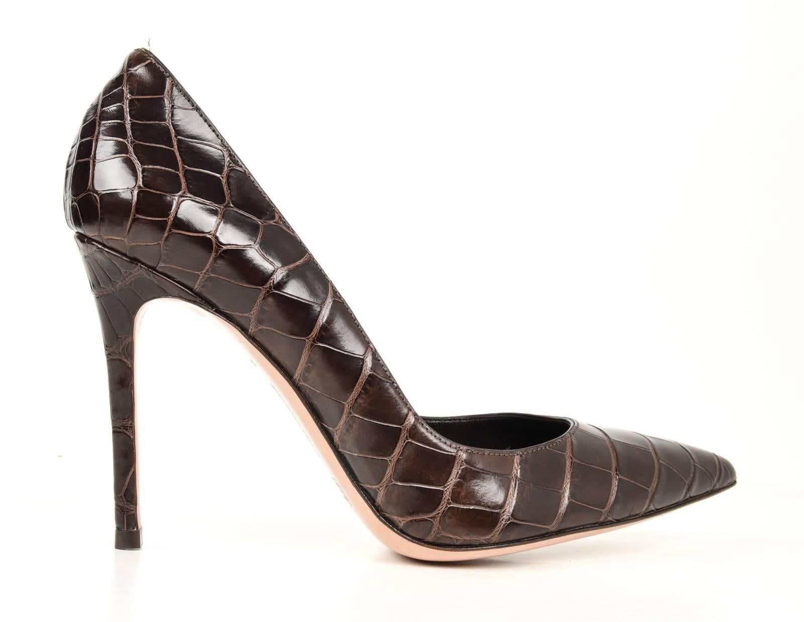 Guaranteed authentic Gianvito Rossi namesake classic Gianvito pump.
Chocolate brown matte alligator.
Classic pointed toe and 105mm / 4