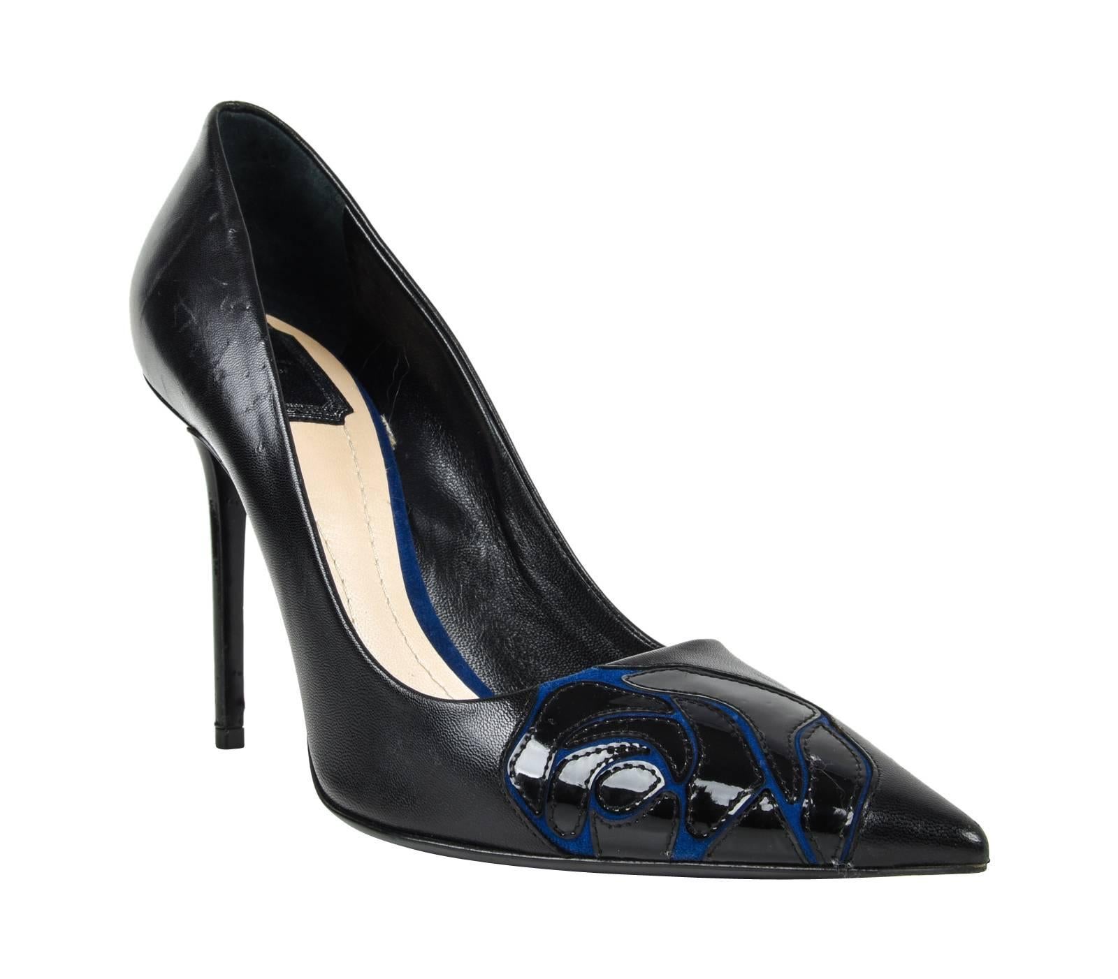 Guaranteed authentic Christian Dior black leather pump with patent leather rose applique.
The rose is edged in navy blue suede for a beautiful effect.
Classic pointed toe and 4