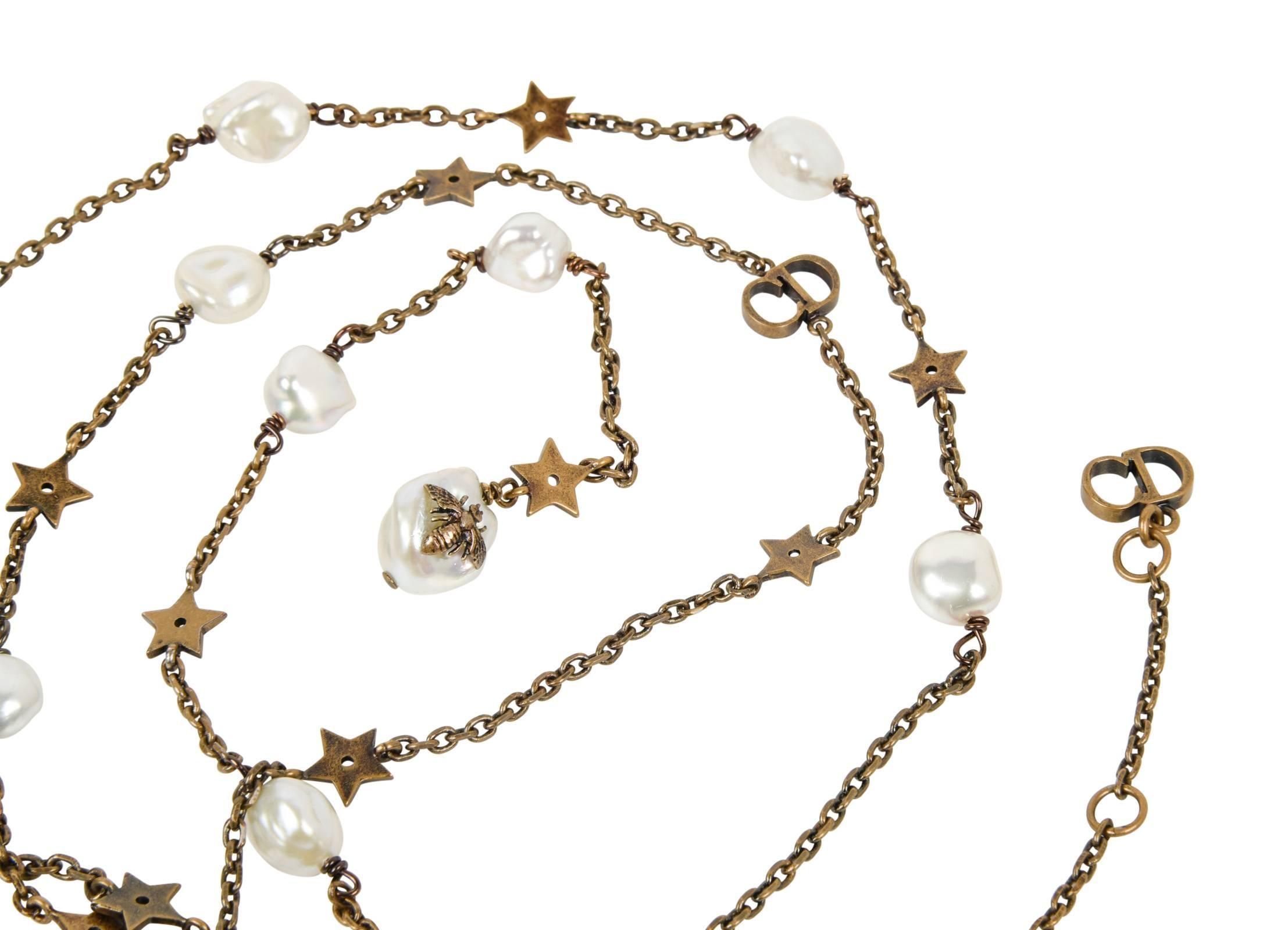 Christian Dior Collier lariat Y avec perles et logo en forme d'abeille, neuf dans sa boîte Pour femmes en vente