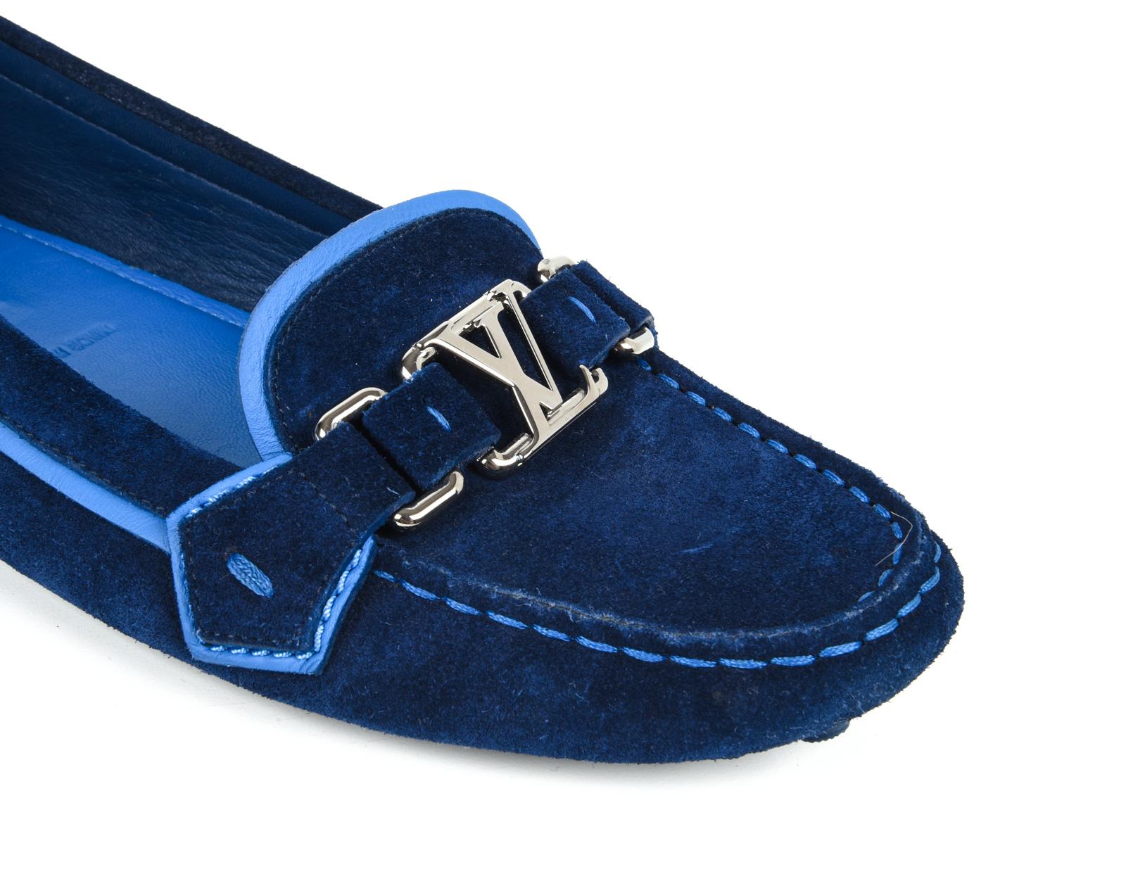 Guaranteed authentic Louis Vuitton rich royal blue navy suede loafer / driving shoe.  
Silver signature LV logo across shoe.
Accentuated with lighter blue leather trim and stitching.
NEW or NEVER WORN 

SIZE 38.5 
USA SIZE 8.5

SHOE MEASURES:
HEEL 