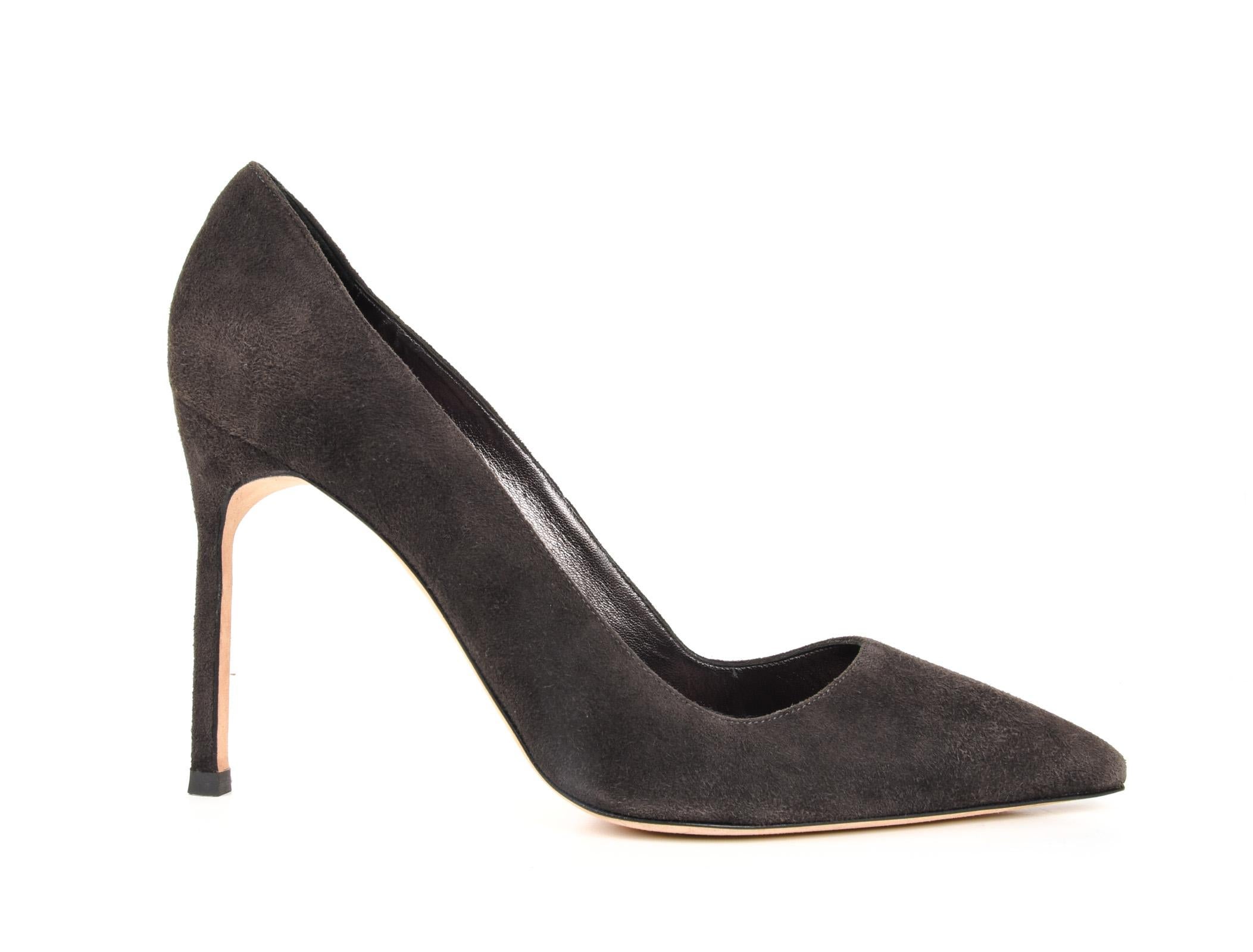 Guaranteed authentic Manolo Blahnik classic charcoal gray suede pump.
Pointed toe.
Covered heel.
Comes with sleeper.
NEW or NEVER WORN     

SIZE  40
USA SIZE 10 
  
SHOE  MEASURES:
HEEL 4