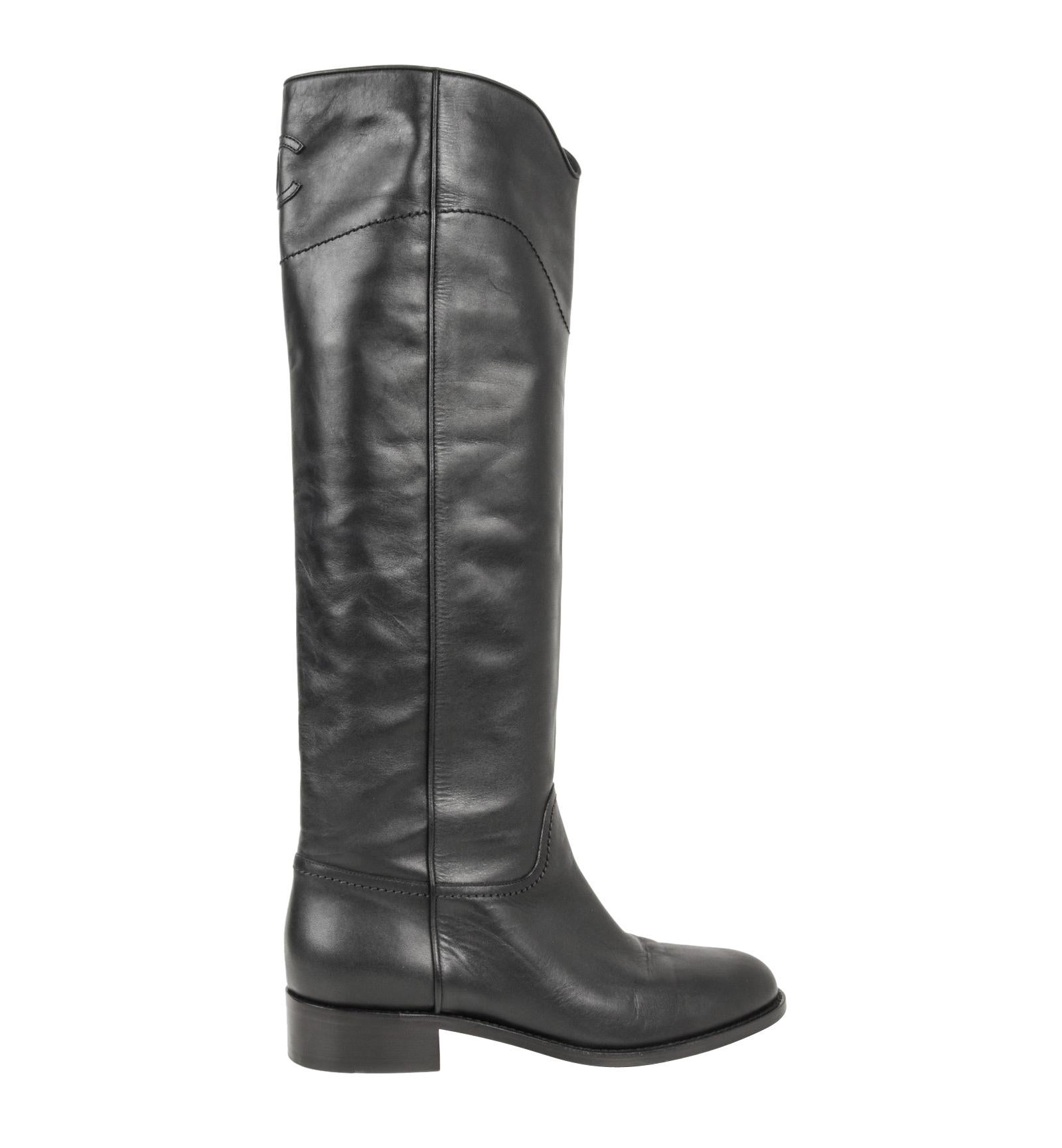 Guaranteed authentic Chanel black leather flat boot with CC logo top rear.
Tone on tone top stitch. 
Chic simplicity! 
Boot pulls on. 
NEW or NEVER WORN
final sale

SIZE  39.5
USA SIZE  9.5

BOOT MEASURES: 
HEEL  1.25