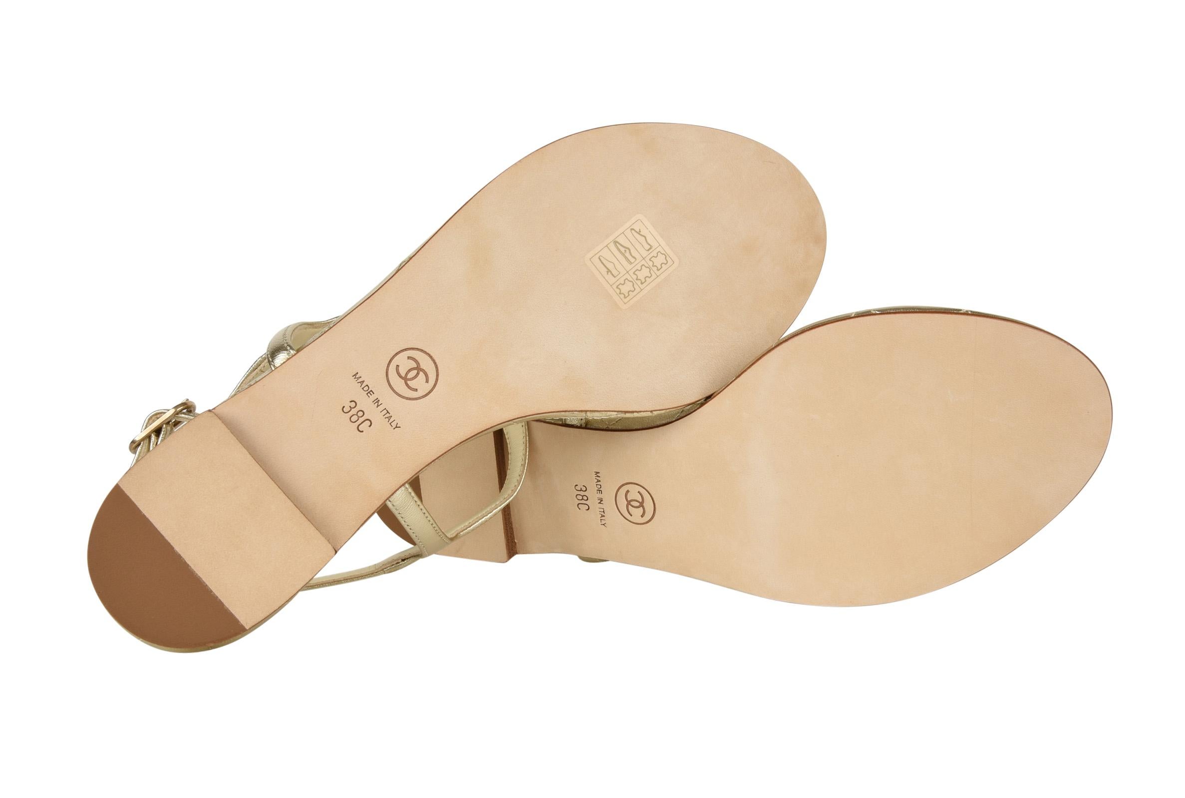 Chanel Shoe CC Star Paris Dallas Gold T-Strap Thong Sandals 38 C / 8 New In New Condition In Miami, FL