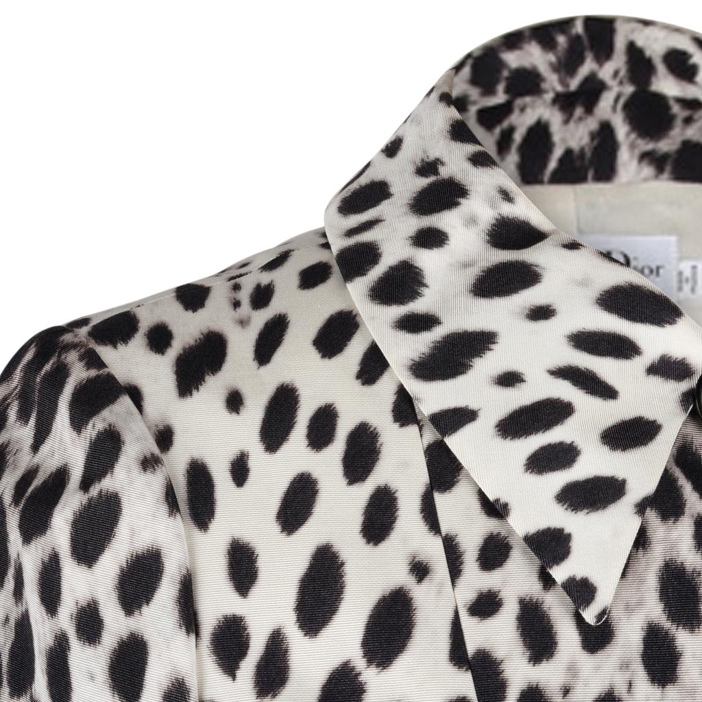 Guaranteed authentic Christian Dior leopard print spring coat.
5 embossed front buttons with classic collar.
Rear kick pleat.
No size or fabric tag.
final sale

SIZE:  
fits 8 

JACKET MEASURES:
LENGTH  41