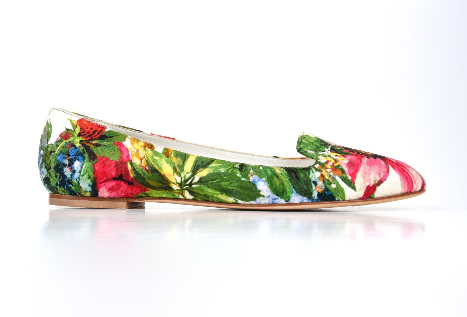 Guaranteed  authentic Dolce&Gabbana exotic flower print on off white brocade textile ballet flat. 
Tuxedo cut  with rounded toe.
Divine summer shoe from jeans to pretty dresses for summer.  
Comes with sleeper. 
NEW or NEVER WORN  
final sale     
 