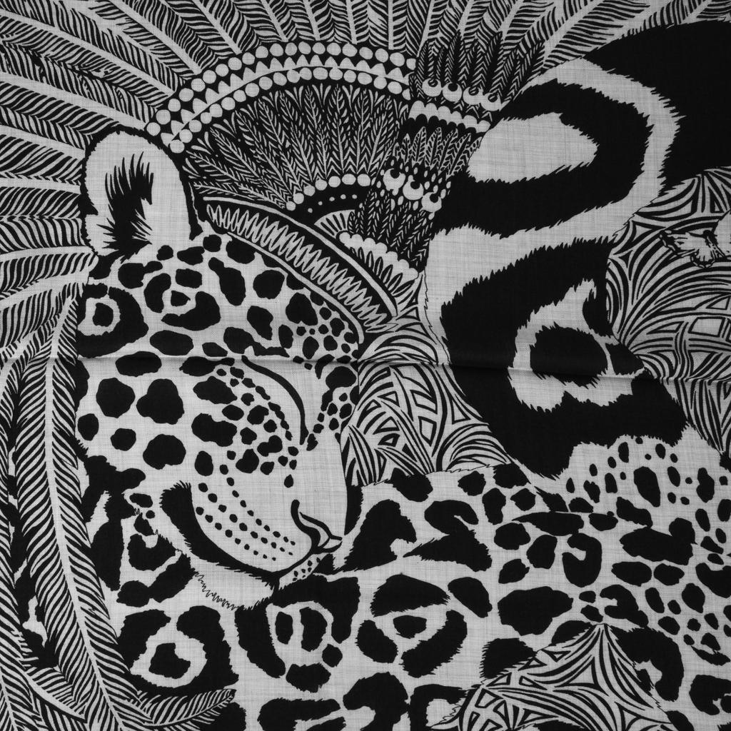 Garantie d'authenticité Hermès GM châlecarf 140cm imprimé Jaguar Quetzal. 
Une sophistication chic en Gris Chine:: Bleu:: Noir et Gris. 
Extrêmement complexe et resplendissante avec une coiffe dramatique:: la créatrice Alice Shirley représente un
