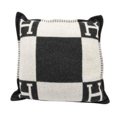 Hermes Cushion Avalon I PM Signature H Ecru und Gris Fonce Wurfkissen