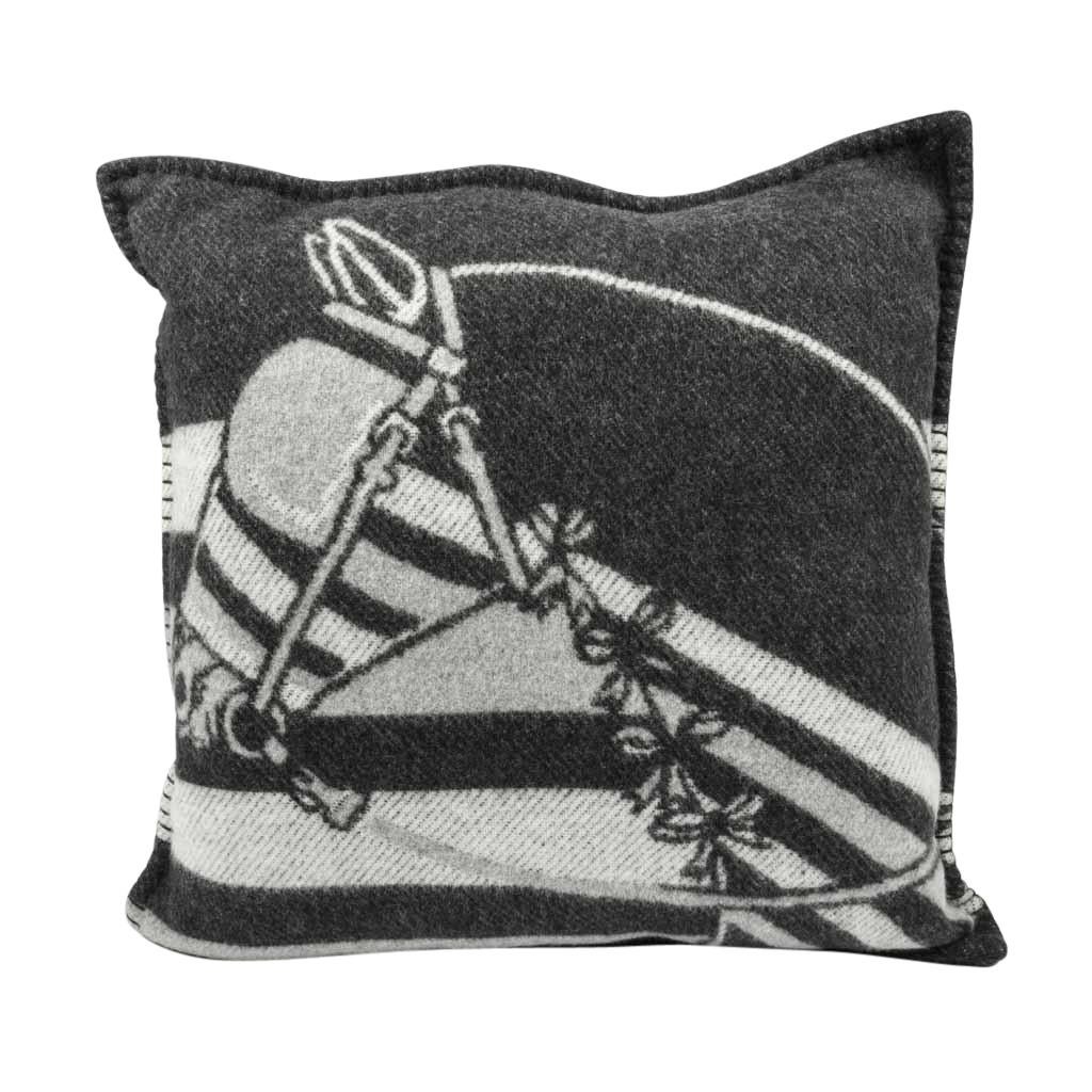Guaranteed authentic Hermes Limited Edition Couvertures Nouvelles pillow Ecru and Gris Fonce.
Beautiful horse face with bows set with each side in inverted colours.
The removable cover is created from 85% Merino Wool and 15% cashmere and has whip