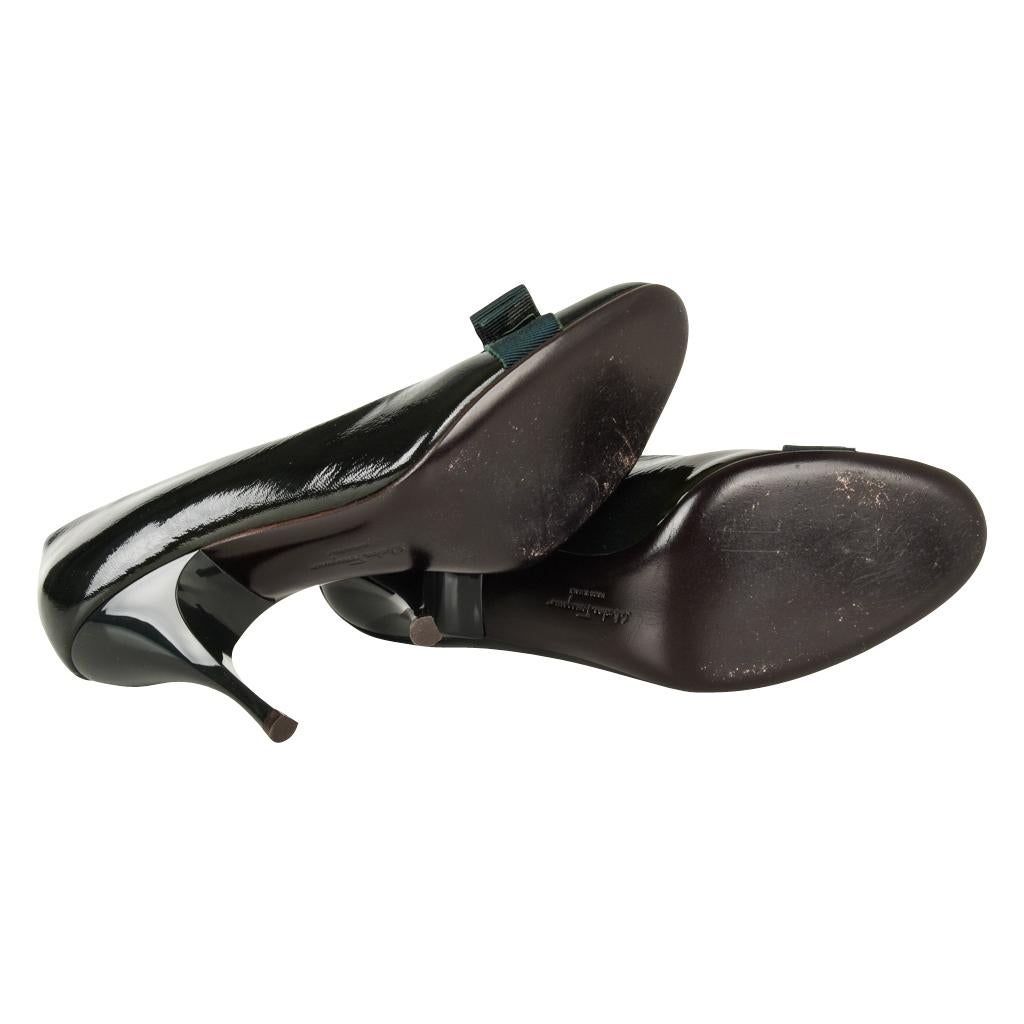 Salvatore Ferragamo Pump Dark Green Charming Bow 37.5 / 7.5 In Excellent Condition In Miami, FL