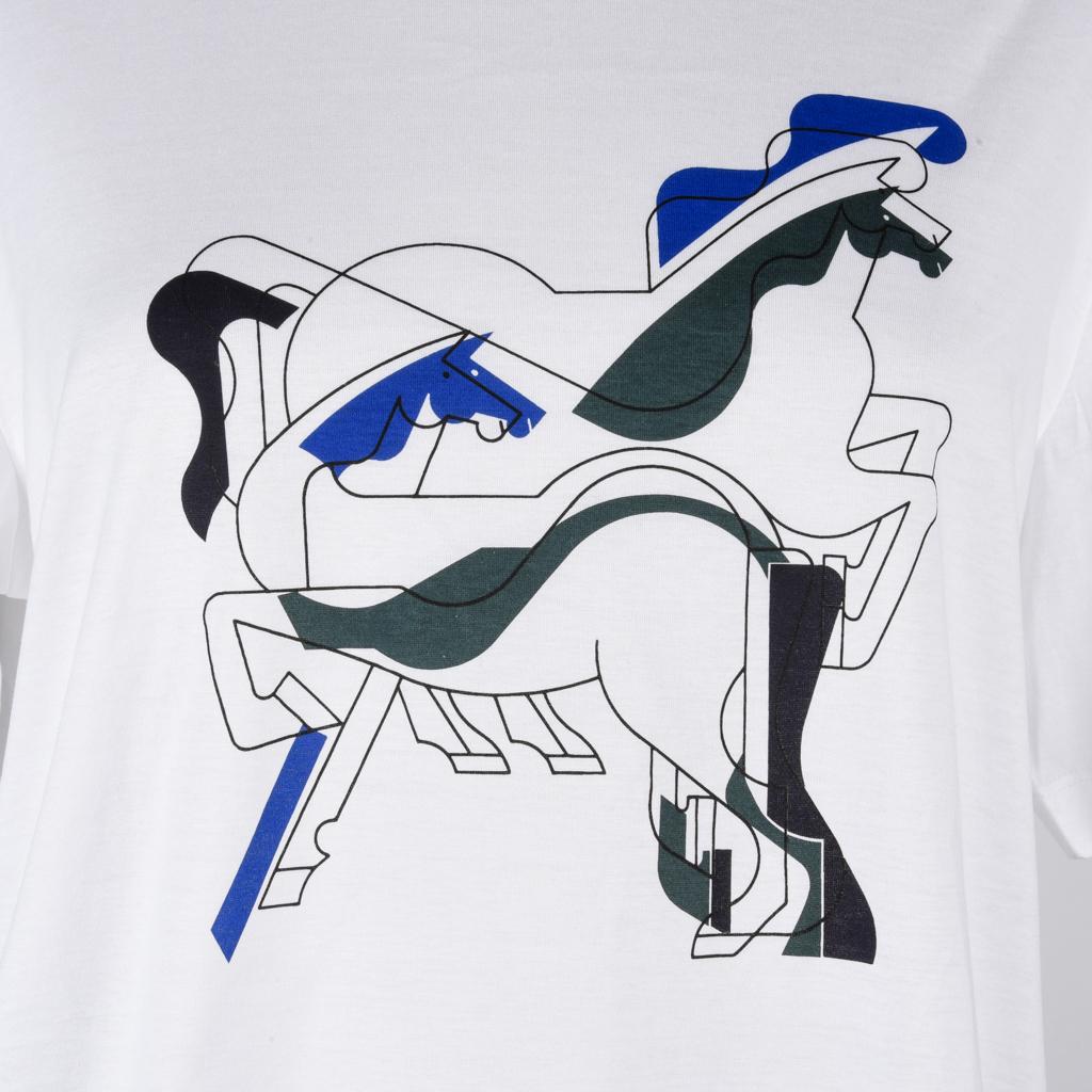 Guaranteed authentic Hermes Brazilian Horses T-Shirt.
In Blanc.
Short sleeve T with crew neck. 
Fabric is cotton.  
NEW or NEVER WORN     

SIZE M      

TOP MEASURES: 
LENGTH  28