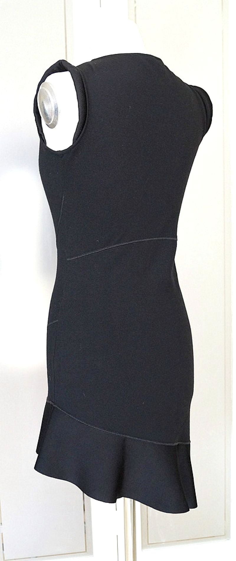 Garantiert authentisch Valentino fabelhaften schwarzen Kleid mit tollen Nähten Detail und schrägen Rüschen Saum.  
Die Ärmel sind mit einem Strukturdetail aus gerolltem Stoff versehen.
Die rechte Taille ist leicht gerafft und hat den gleichen