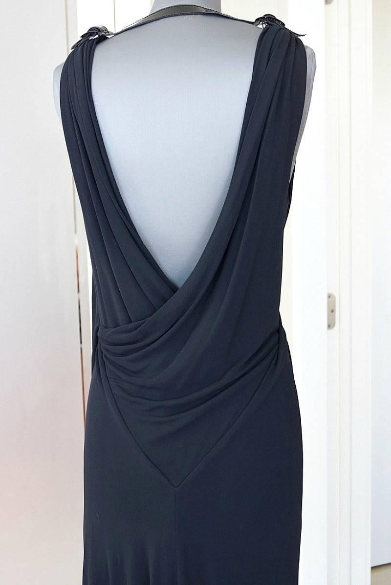 Mightychic ofrece una edición limitada  Vestido Jean Paul Gaultier con detalles fabulosos.
Vestido sin espalda, negro azabache, con escote en V y detalles envolventes. 
Lengüeta de charol negro con hebillas a ambos lados en la parte superior de la