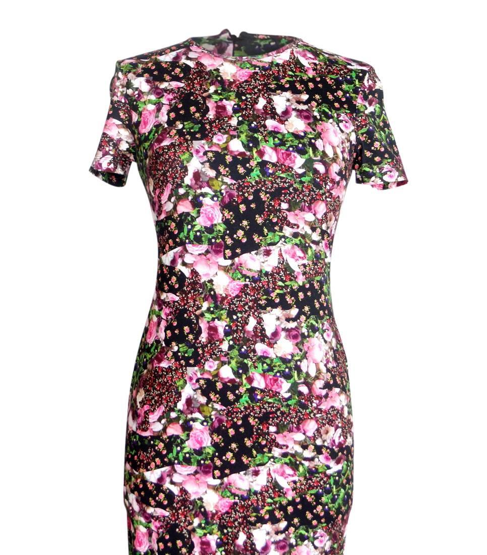Mightychic offers a divine Givenchy floral fitted dress. 
Cap sleeve with jewel neckline.
Hidden rear zip.
Fully lined in black silk.
Fabric is cotton.
NEW or NEVER WORN.  Tag attached.
final sale   
  
SIZE 42
USA SIZE 6

DRESS MEASURES:
LENGTH 