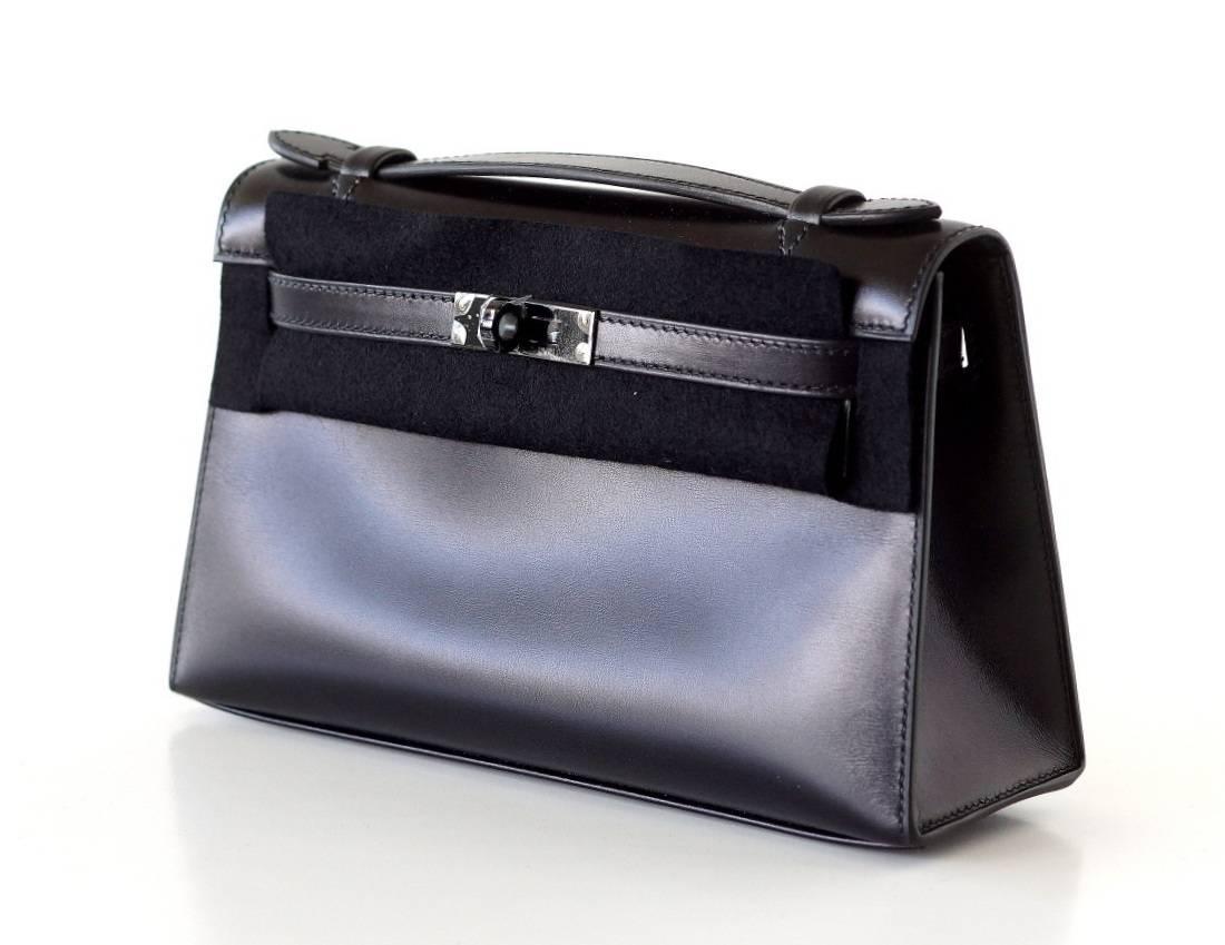 Auténtica pochette HERMES Kelly Edición Limitada So Black garantizada - rarísima ya que se fabricaron muy pocas pochettes.
Este tesoro nunca se ha abierto, por lo que se fotografía con la funda protectora todavía puesta.
Estampado HERMES MADE IN