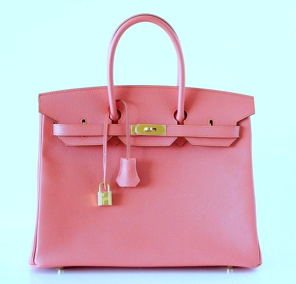 La nouvelle couleur la plus magnifique:: FLAMINGO PINK:: est accentuée par un matériel doré luxuriant. 
Le cuir d'Epsom est texturé pour être résistant aux rayures et conserve magnifiquement la forme du sac:: et est connu pour mettre en valeur ces