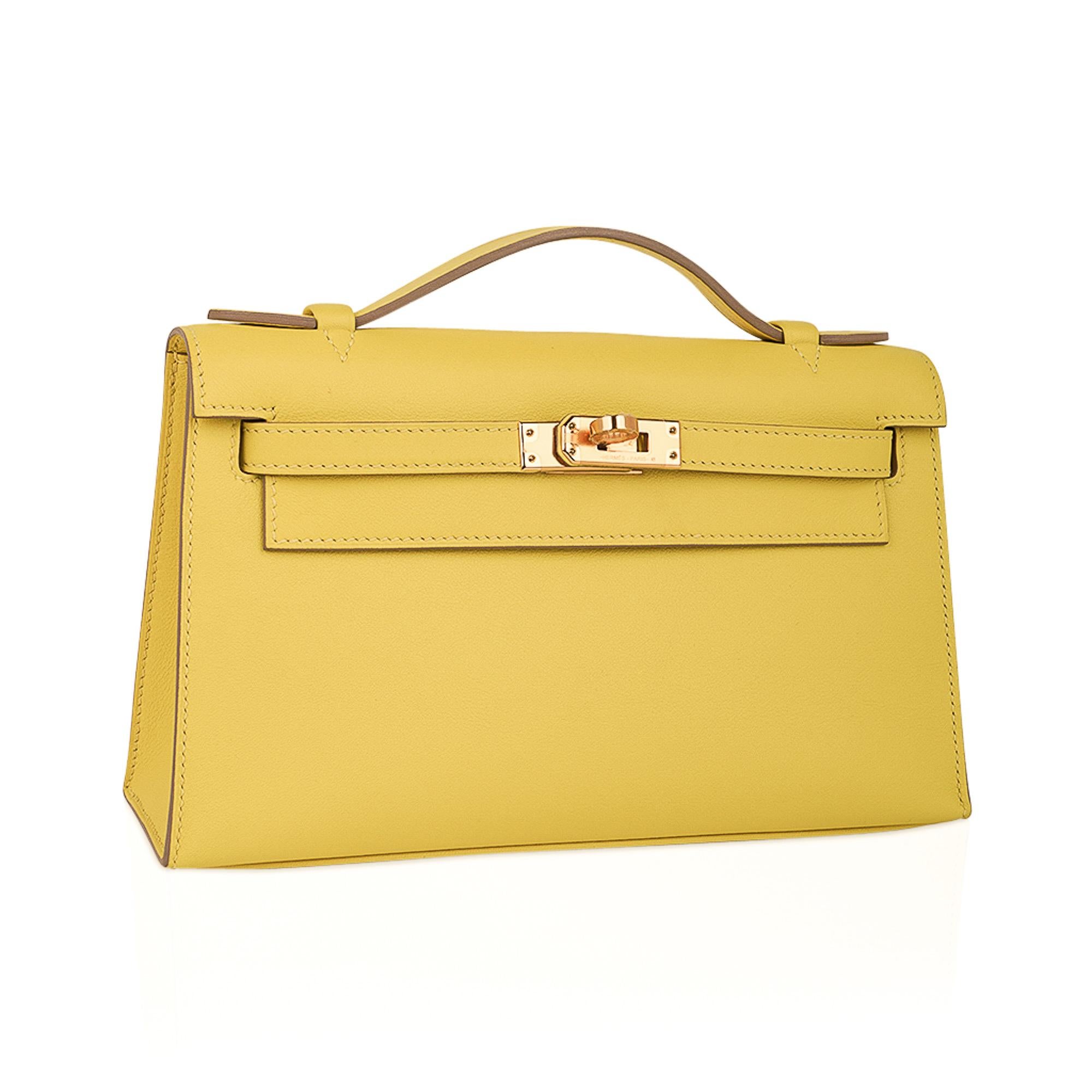 Mghtychic offer an Hermes Kelly pochette bag featured in vibrant Lime Swift leather.
This beautiful Hermes clutch is accentuated with gold hardware.
Very difficult to procure this fabulous Hermes clutch is a great find.
Signature stamp on