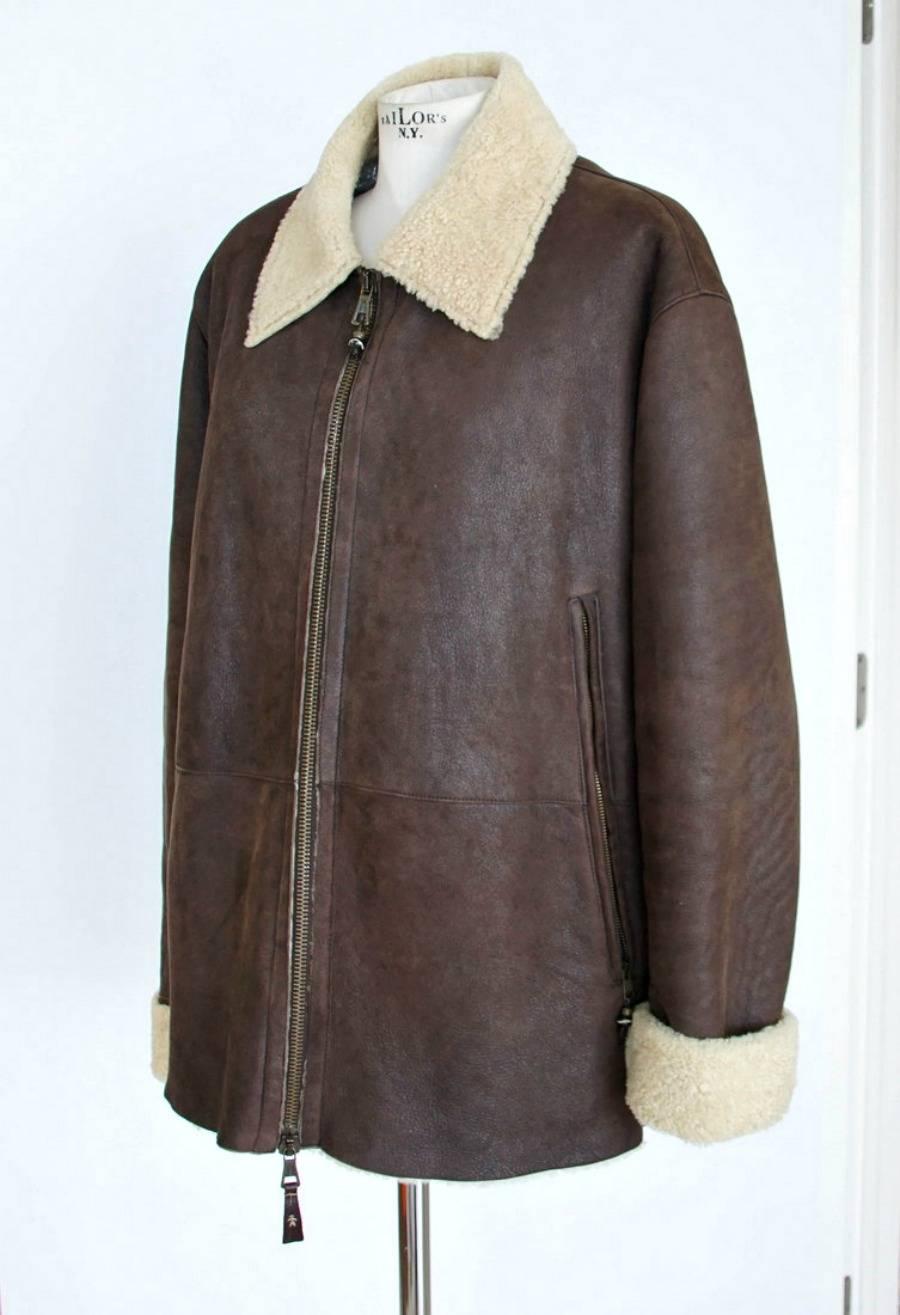 Guaranteed authentic HENRY BEGUELIN men's warm shearling jacket.
Fabulous and rugged distressed brown men's shearling jacket with zip front.
2 side zip pockets.
Roll up shearling cuffs.
Slight discoloration marks on cuff and marks at rear.
more