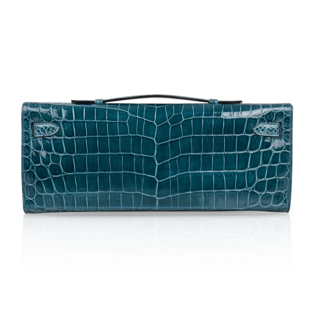 Pochette Hermès Kelly Cut en crocodile bleu à colvert avec détails dorés  en vente 1