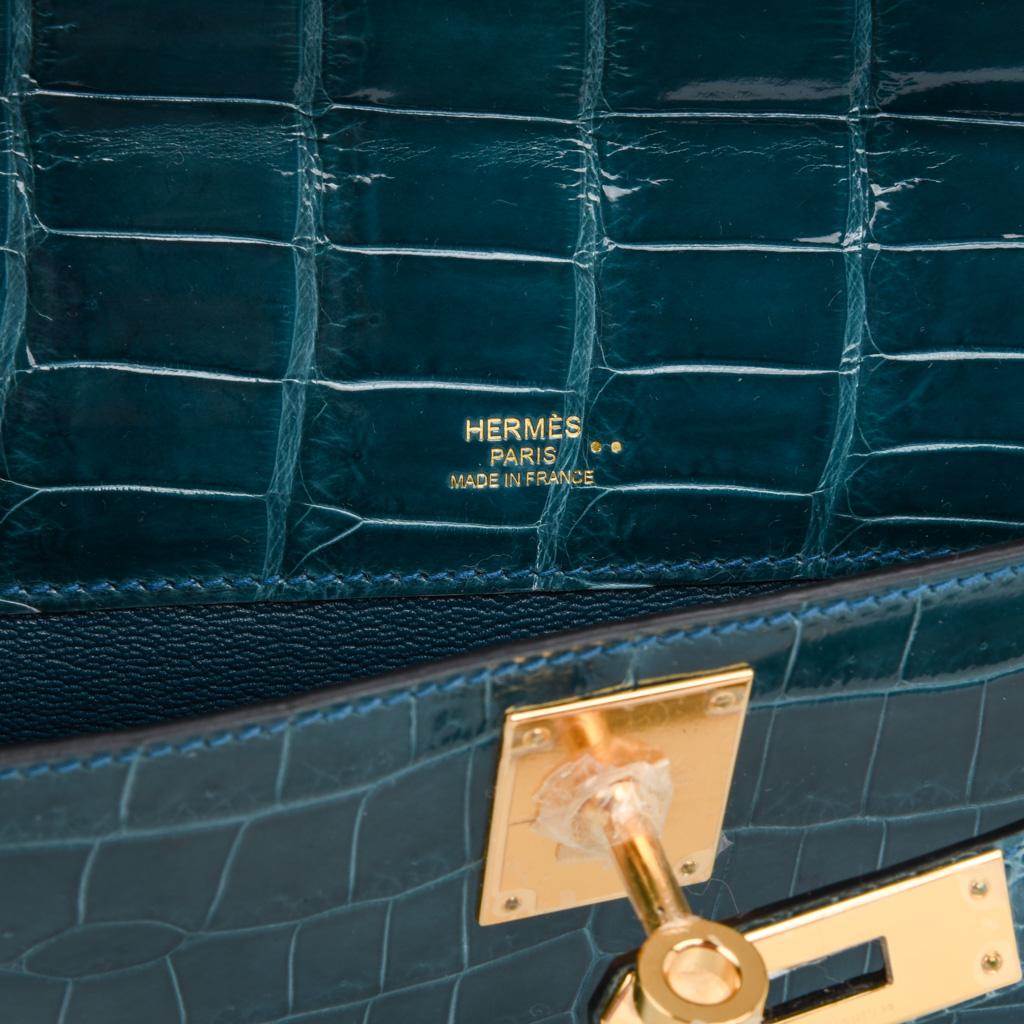 Pochette Hermès Kelly Cut en crocodile bleu à colvert avec détails dorés  en vente 2