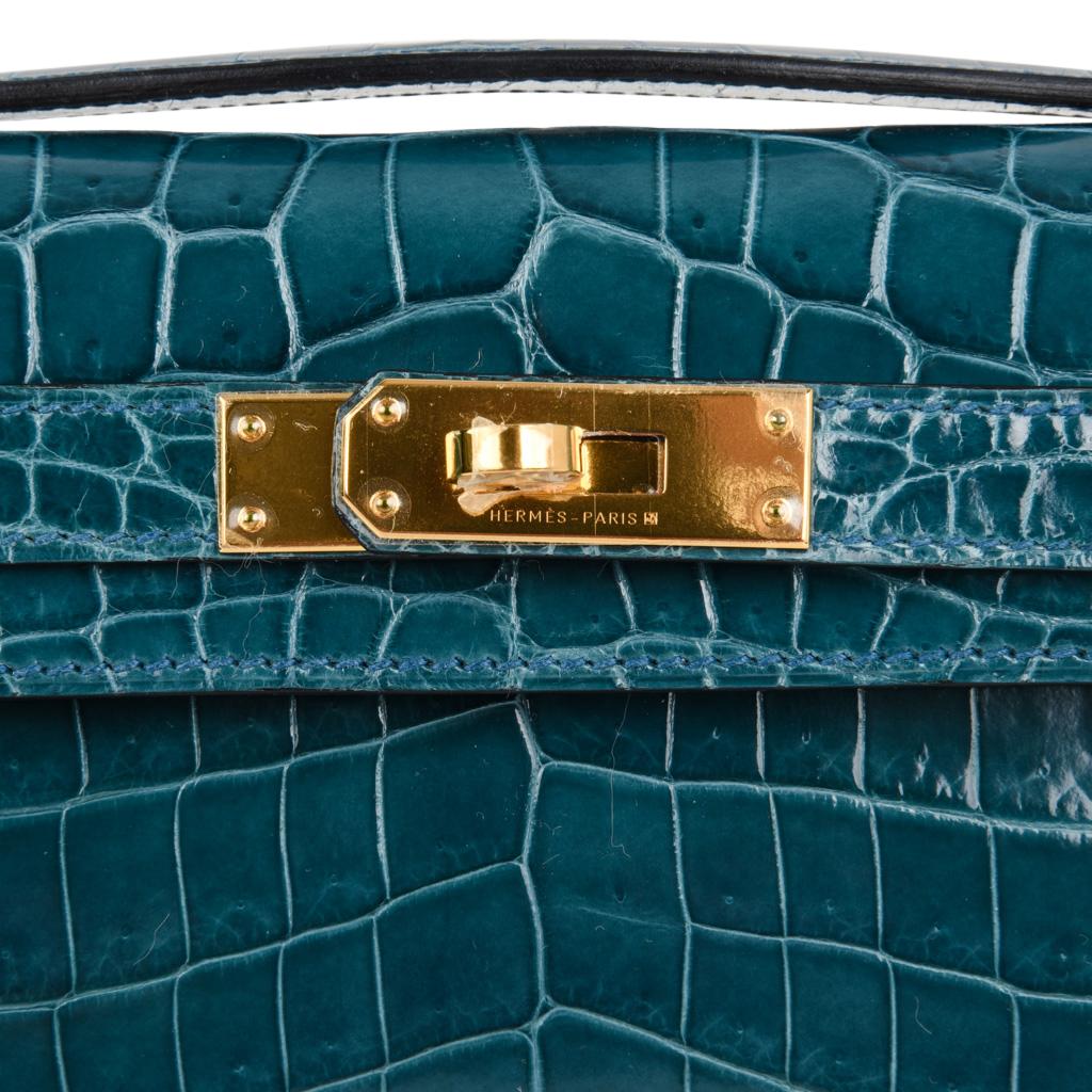 Bleu Pochette Hermès Kelly Cut en crocodile bleu à colvert avec détails dorés  en vente