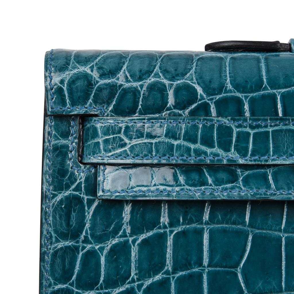 Pochette Hermès Kelly Cut en crocodile bleu à colvert avec détails dorés  Pour femmes en vente